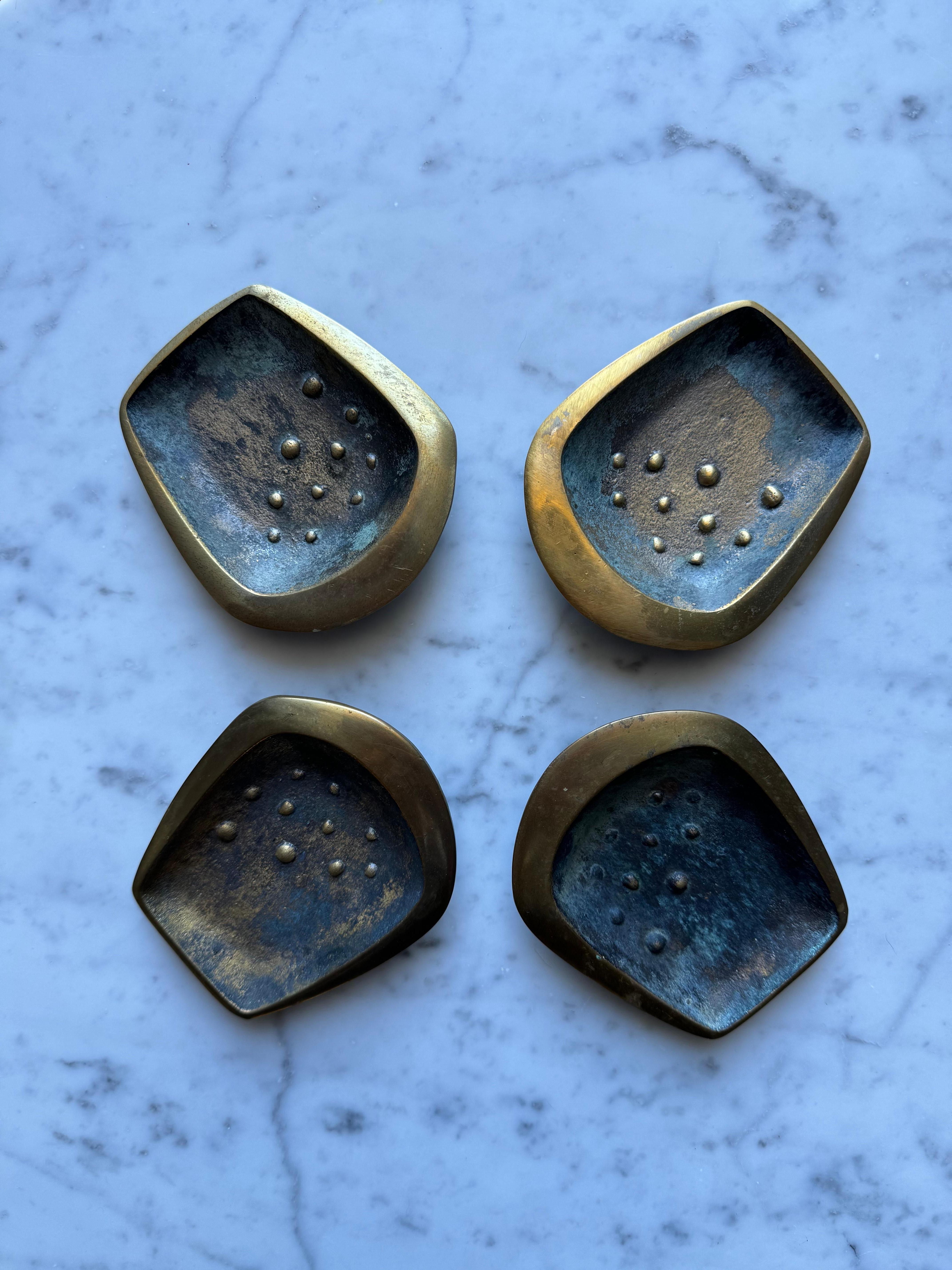 Set Of 4 Mid Century Brass Ashtrays By Dayagi, Israel 1960s In Good Condition For Sale In Costa Mesa, CA