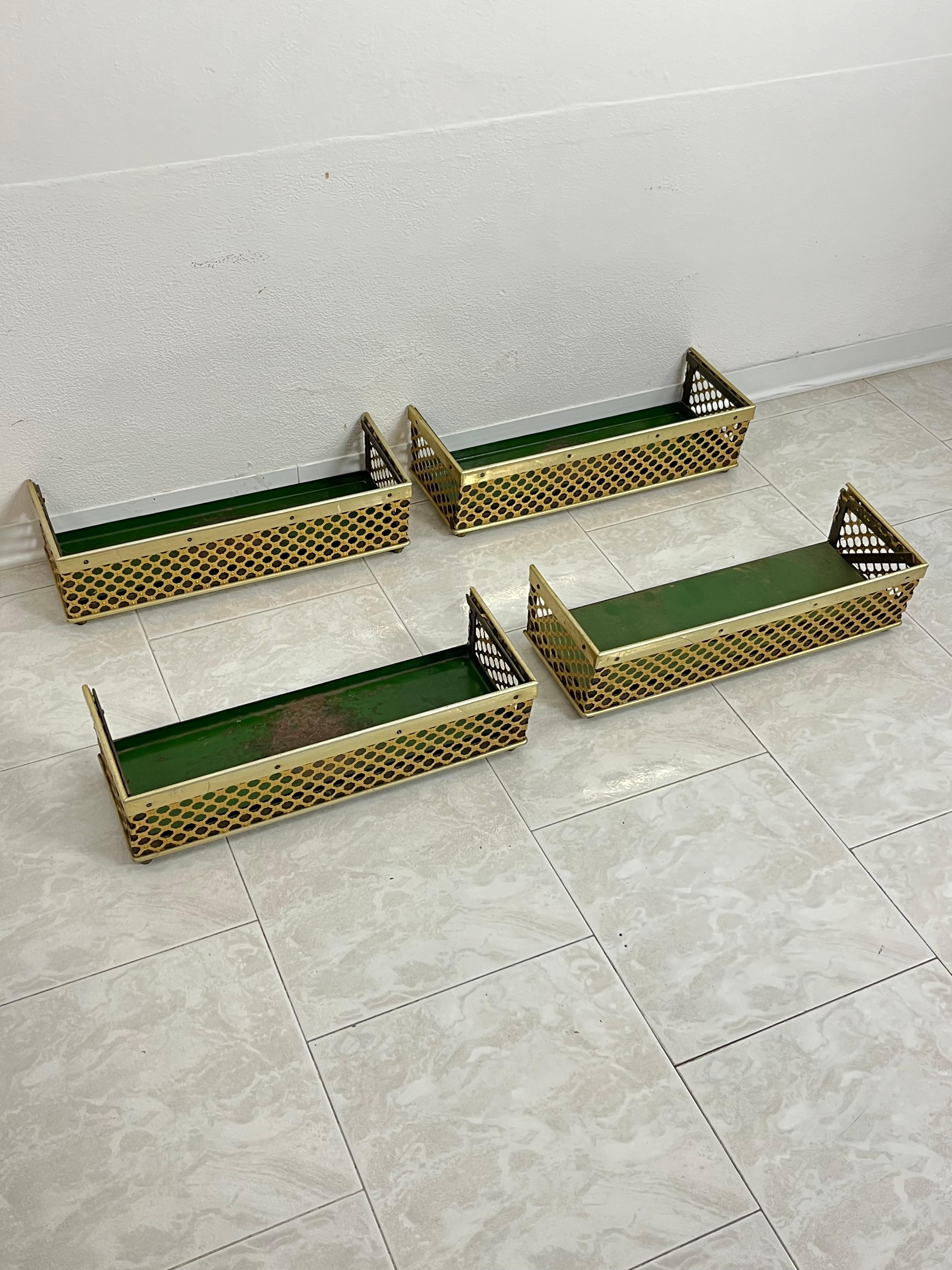 Set of 4 Mid-Century brass-covered planters, attributed to Gio Ponti 1950s.Found in a noble apartment, they have a metal structure covered with a brass mesh.
Intact and in good condition, small signs of aging.