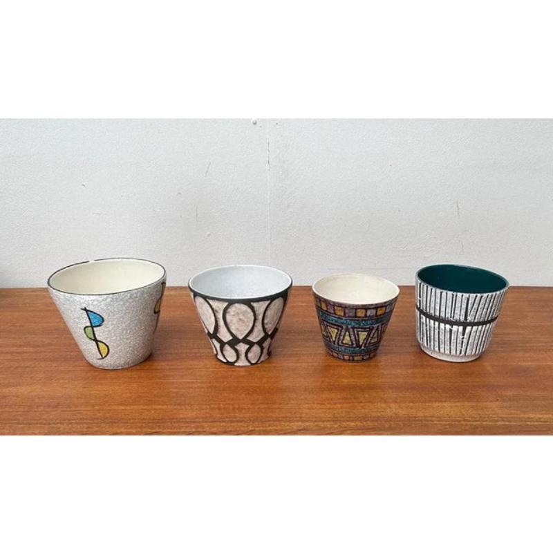 Fioriere tedesche di metà secolo in ceramica, anni '60, set di 4, in ottime condizioni. Progettato dal 1960 al 1969

Informazioni aggiuntive:
Materiali: Ceramica
Colore: nero
Stili: Medioevo Moderno
Paese di origine: Germania
Tipo di articolo:
