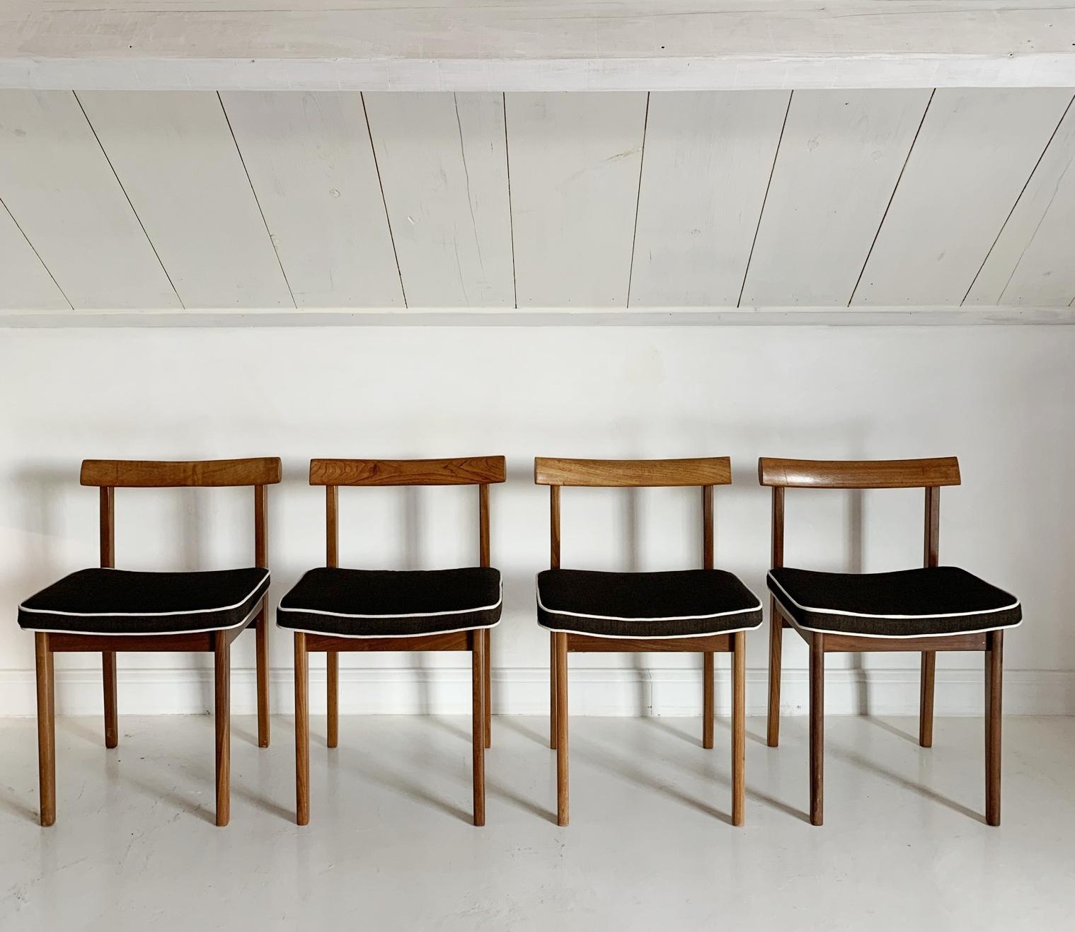 Mid-Century Modern Set of 4 Mid Century Chairs For Sale