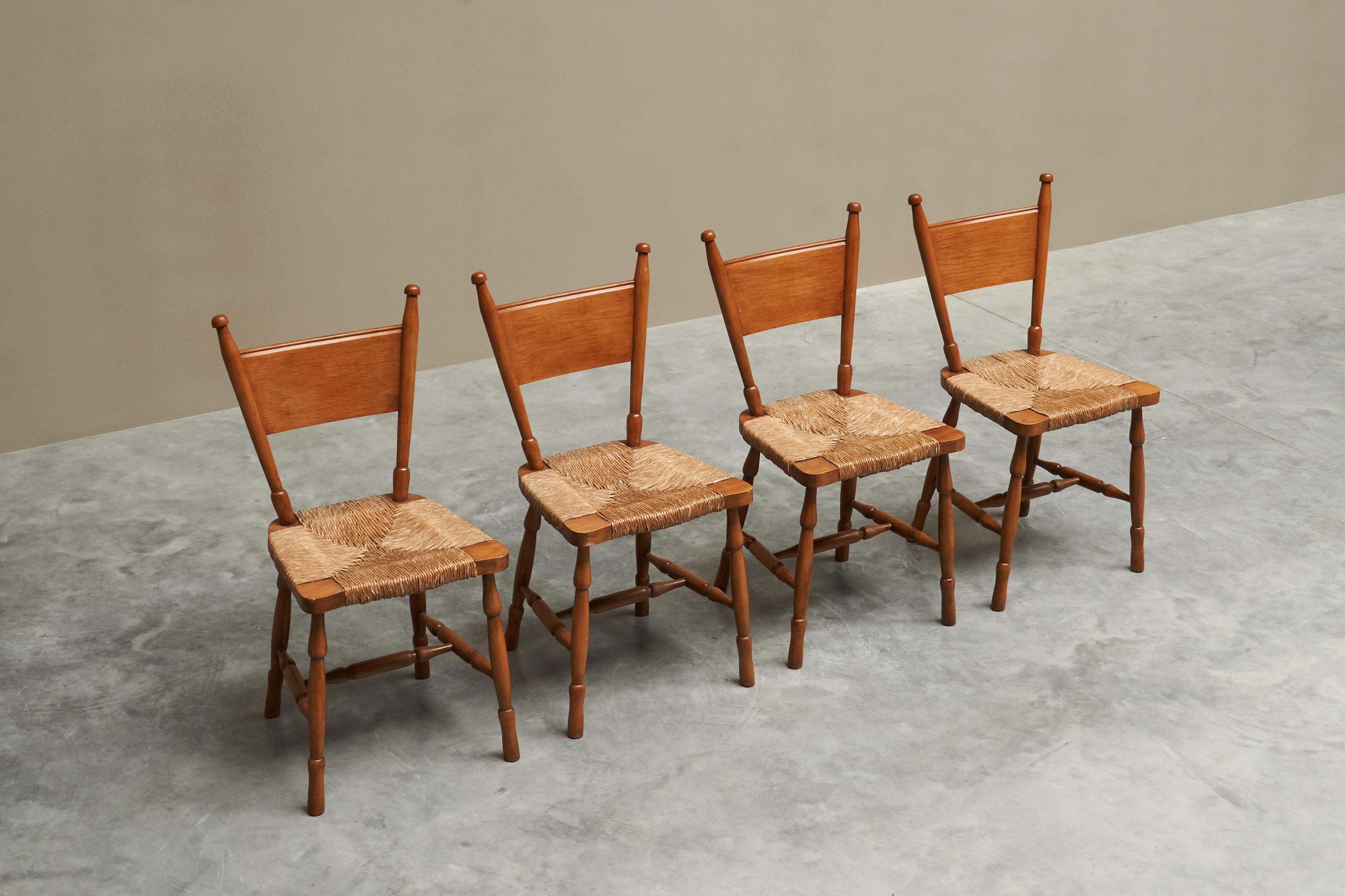 Ensemble de 4 chaises du milieu du siècle en chêne massif et paille années 1950 en vente 2