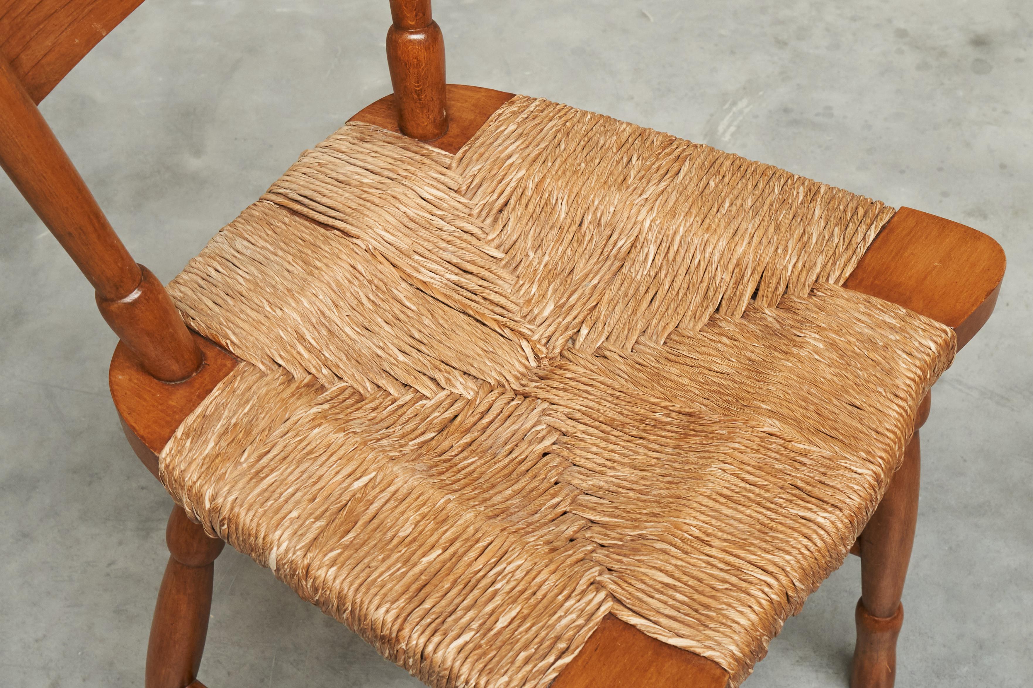 Ensemble de 4 chaises du milieu du siècle en chêne massif et paille années 1950 en vente 3