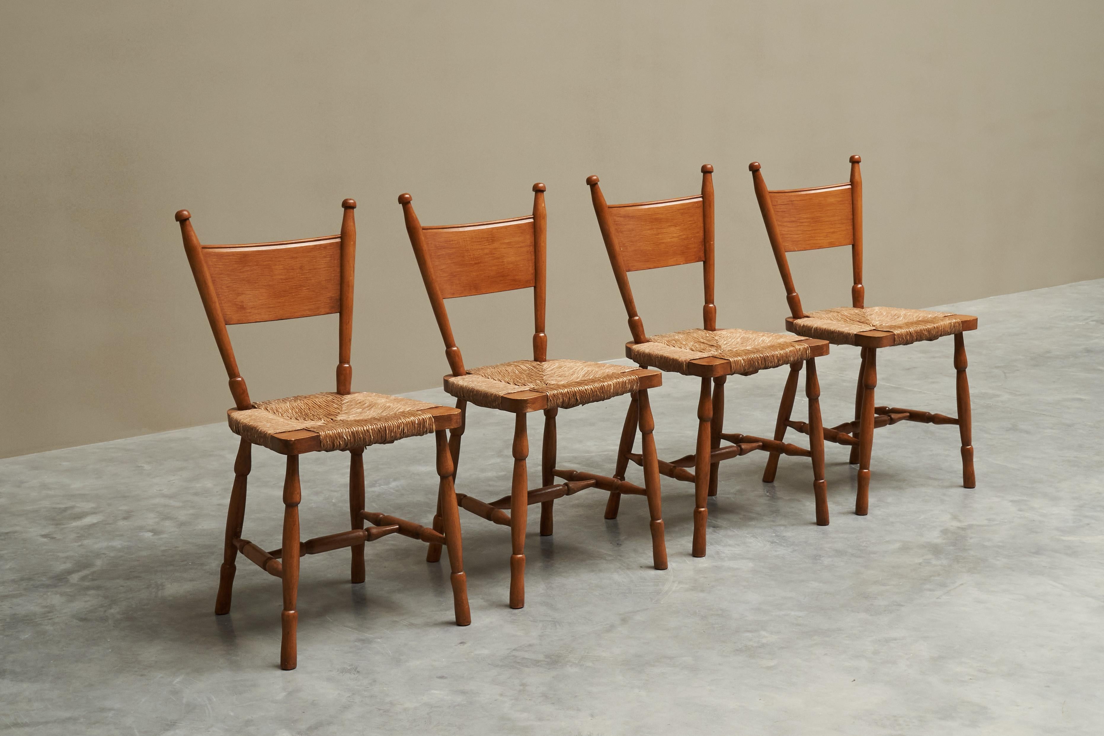 Ensemble de 4 chaises du milieu du siècle en chêne massif et paille, Europe, années 1950.

De belles chaises en chêne massif et en paille, typiques du milieu du siècle dernier. L'apparence de la ferme / de la campagne avec une touche de wabi sabi.