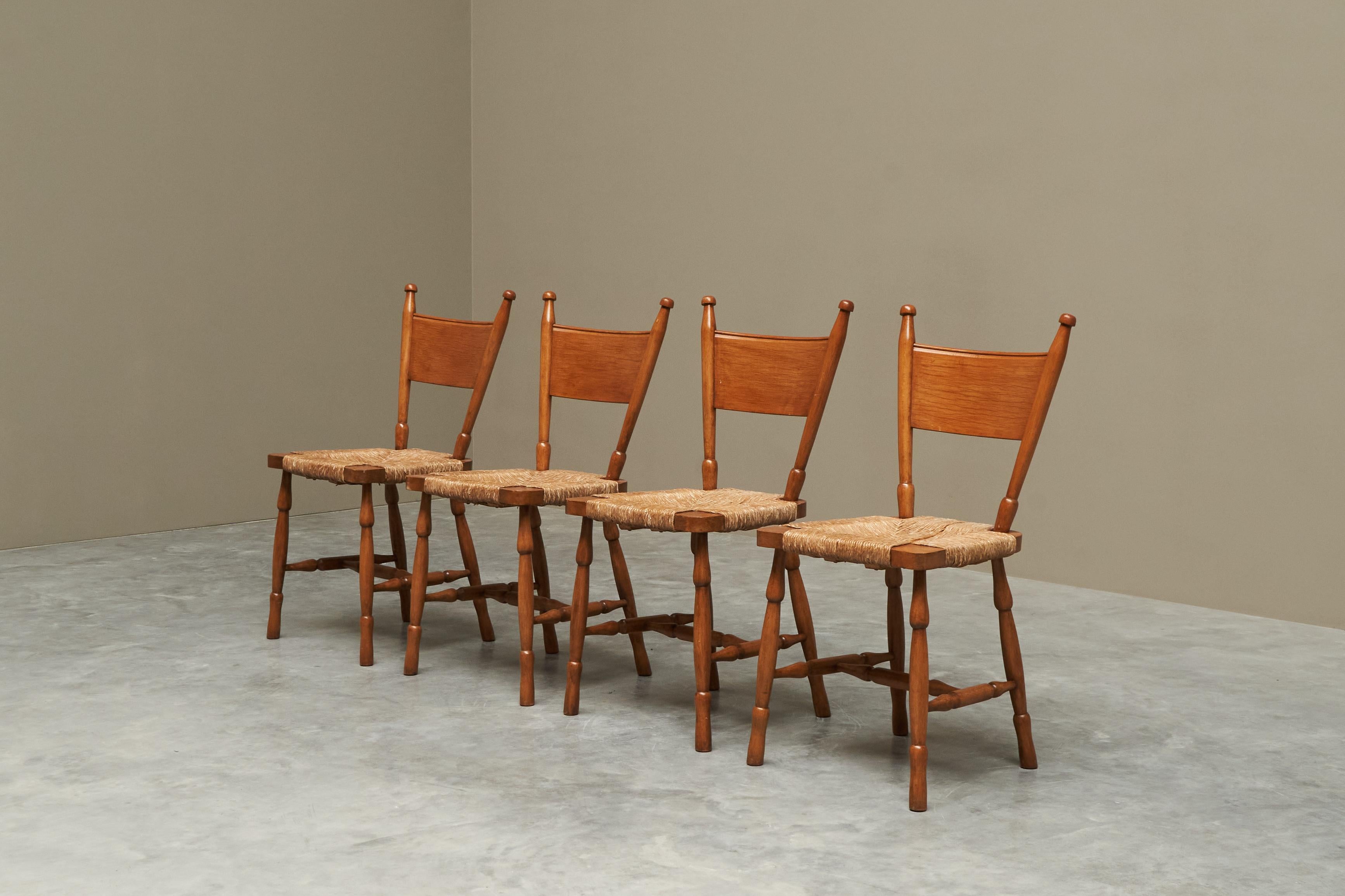 Européen Ensemble de 4 chaises du milieu du siècle en chêne massif et paille années 1950 en vente