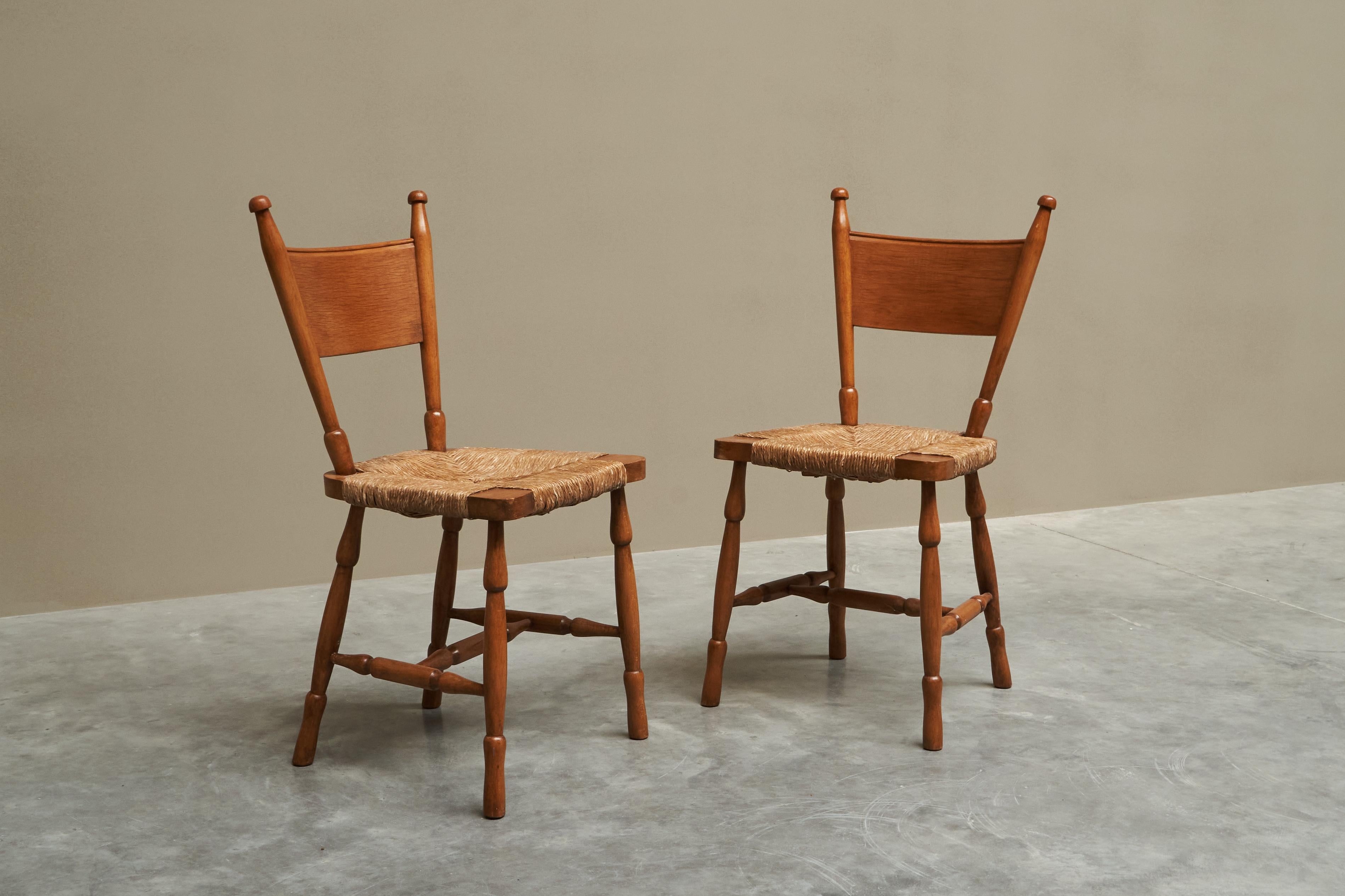 Paille Ensemble de 4 chaises du milieu du siècle en chêne massif et paille années 1950 en vente