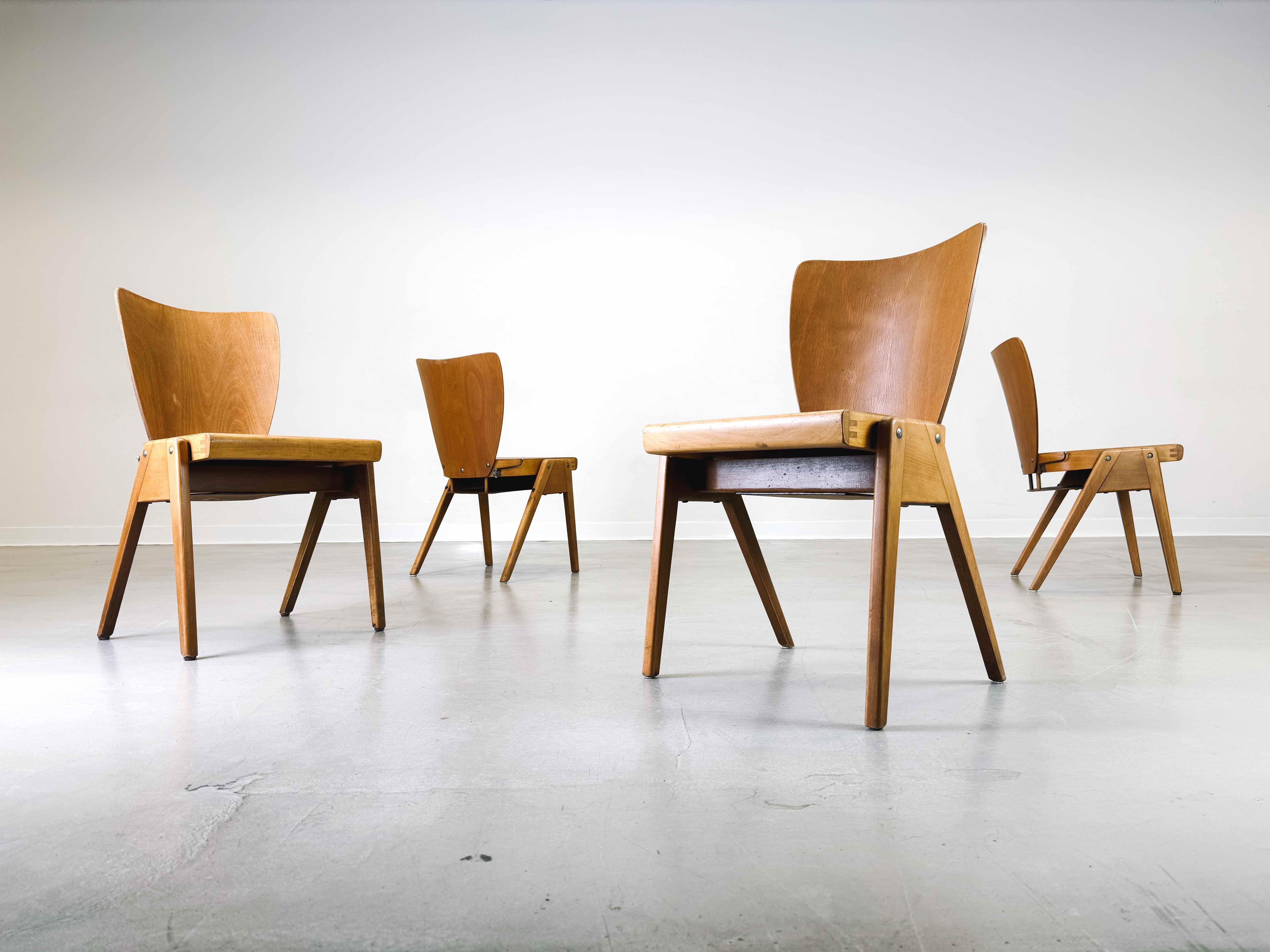 Mettiamo in vendita quattro bellissime sedie vintage degli anni '50, probabilmente prodotte da Kadeder. Le sedie sono realizzate in legno di faggio di alta qualità, offrono un ottimo comfort di seduta e possono essere impilate l'una sull'altra.
