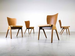 Satz von 4 Stühlen Kadeder Buche Vintage Stapelstuhl aus der Mitte des Jahrhunderts