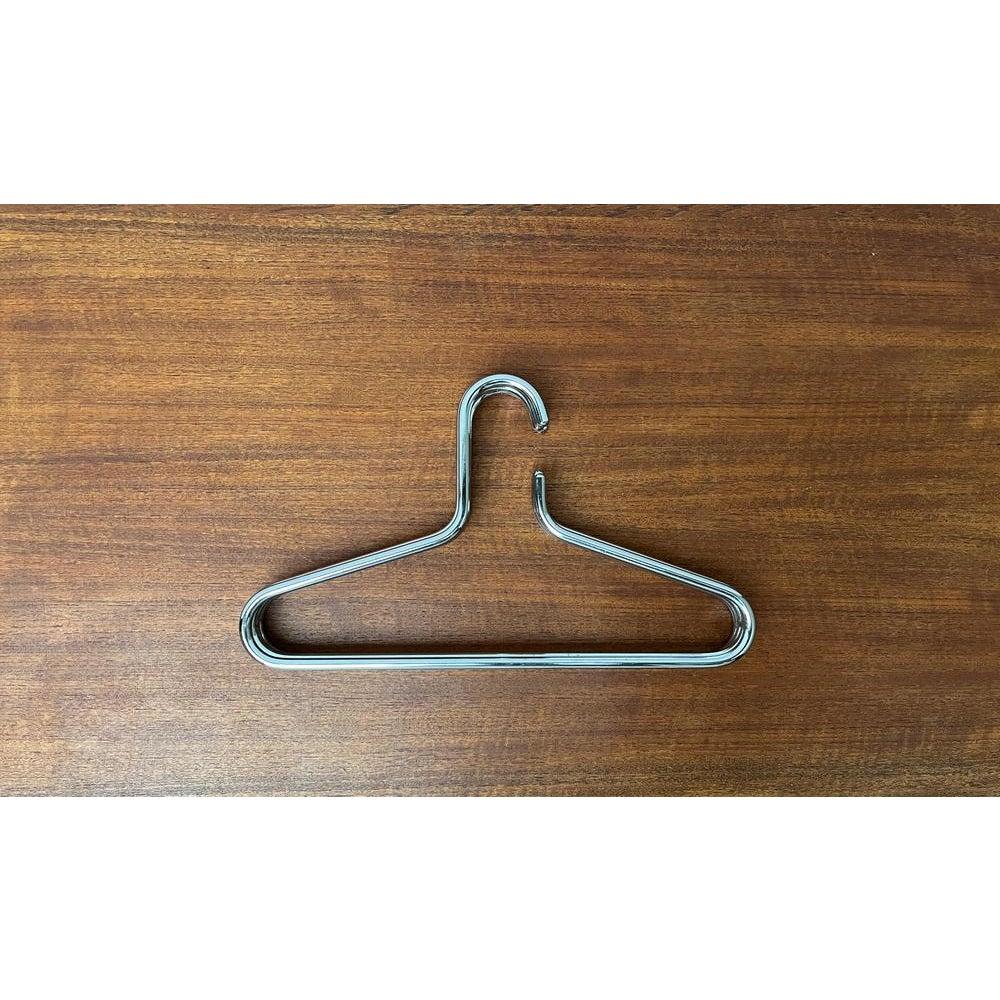 Appendiabiti cromato di metà secolo attribuito a Carl Auböck, anni '60, set di 4, in ottime condizioni. Progettato tra il 1950 e il 1959 Questo pezzo è attribuito al designer/artigiano citato.

Informazioni aggiuntive:
Materiali: Metallo
Colore: