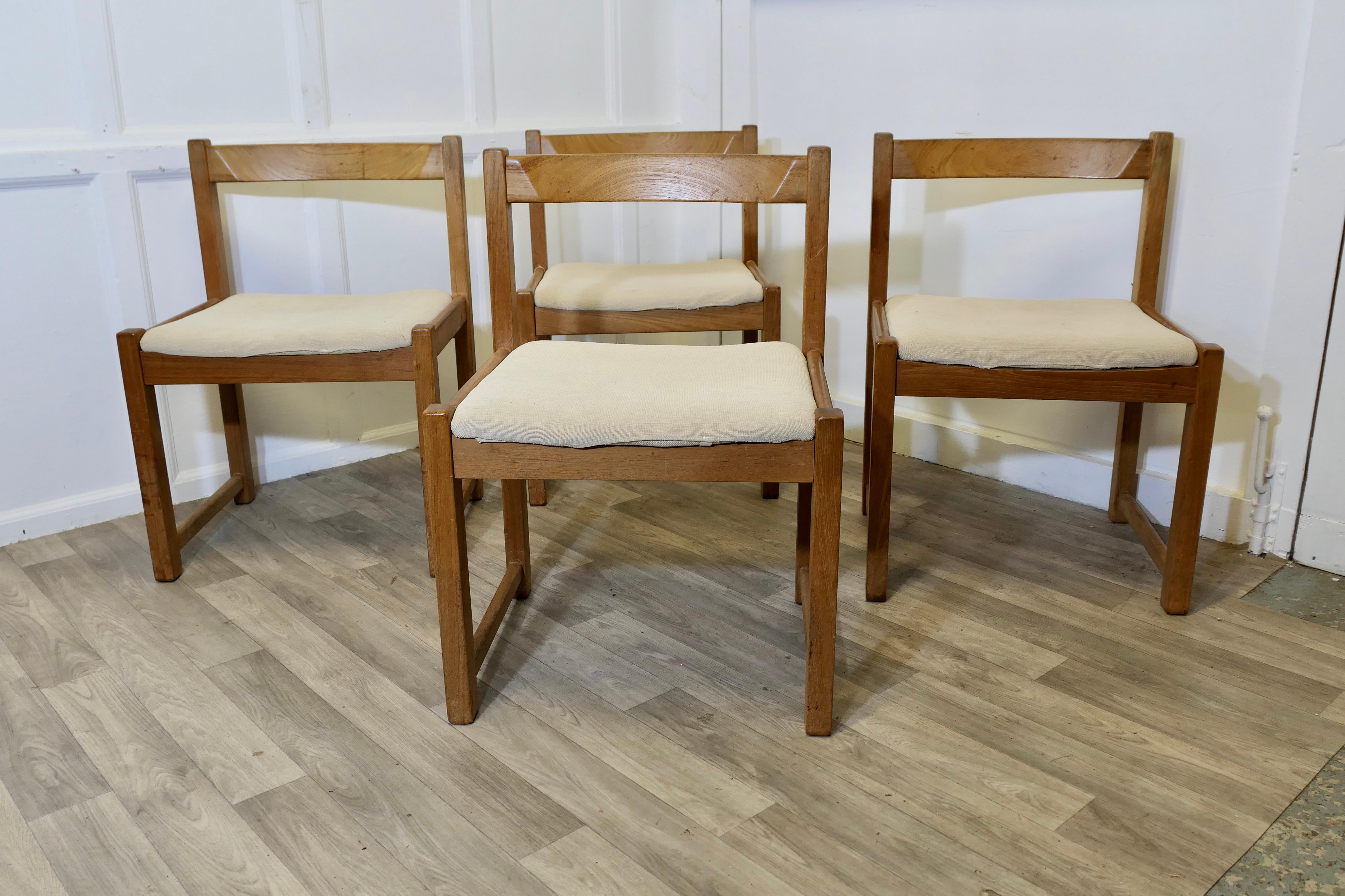 Set di 4 sedie da pranzo a cubo danesi del Medioevo 

Queste sedie sono di grandi dimensioni, molto spaziose e comode. Le sedie da pranzo Heavy Golden Elm hanno un buon design modernista e un'ottima qualità.
Le sedie hanno dei rivestimenti