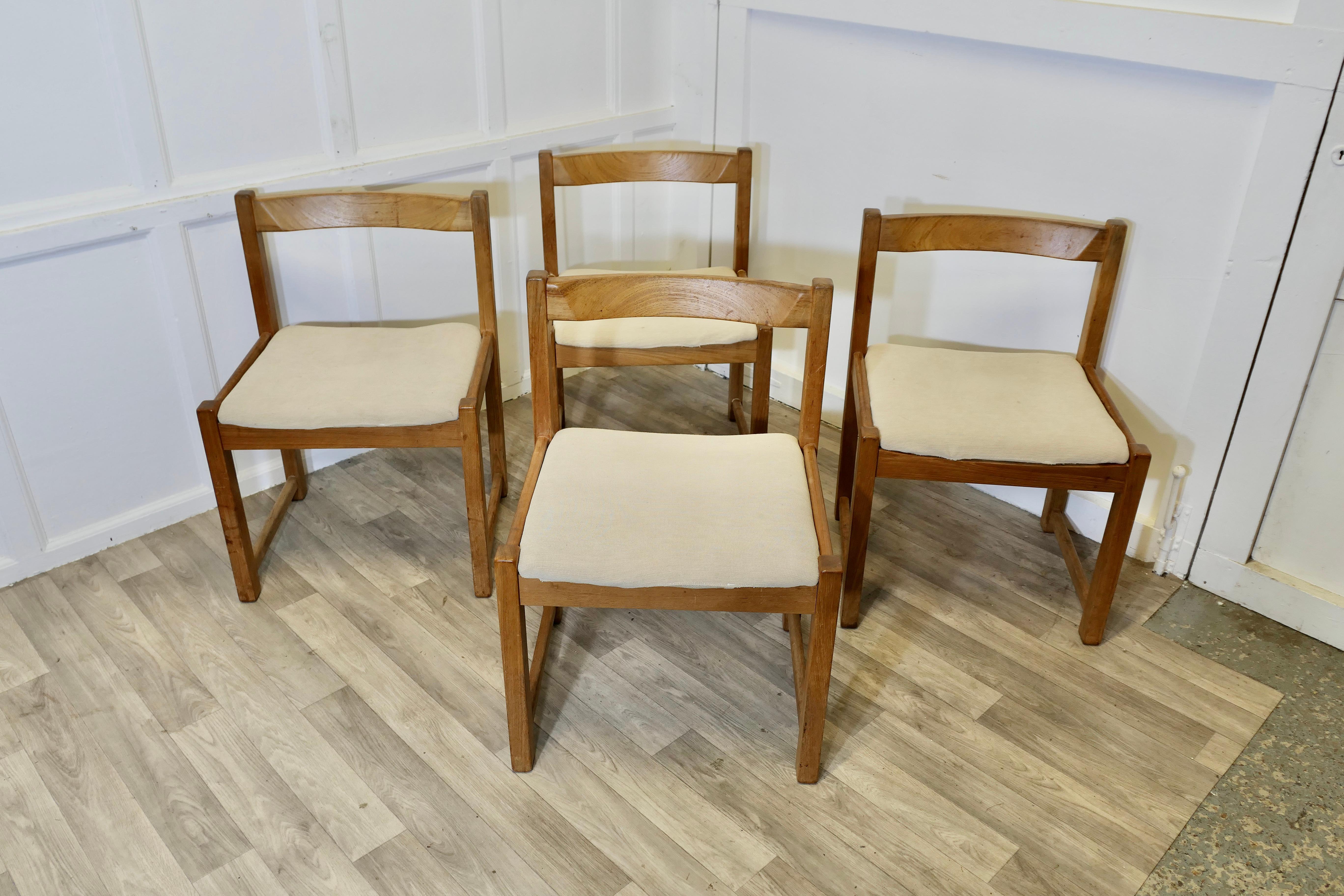 Mid-Century moderno Set di 4 sedie da pranzo a cubo danesi del Medioevo in vendita
