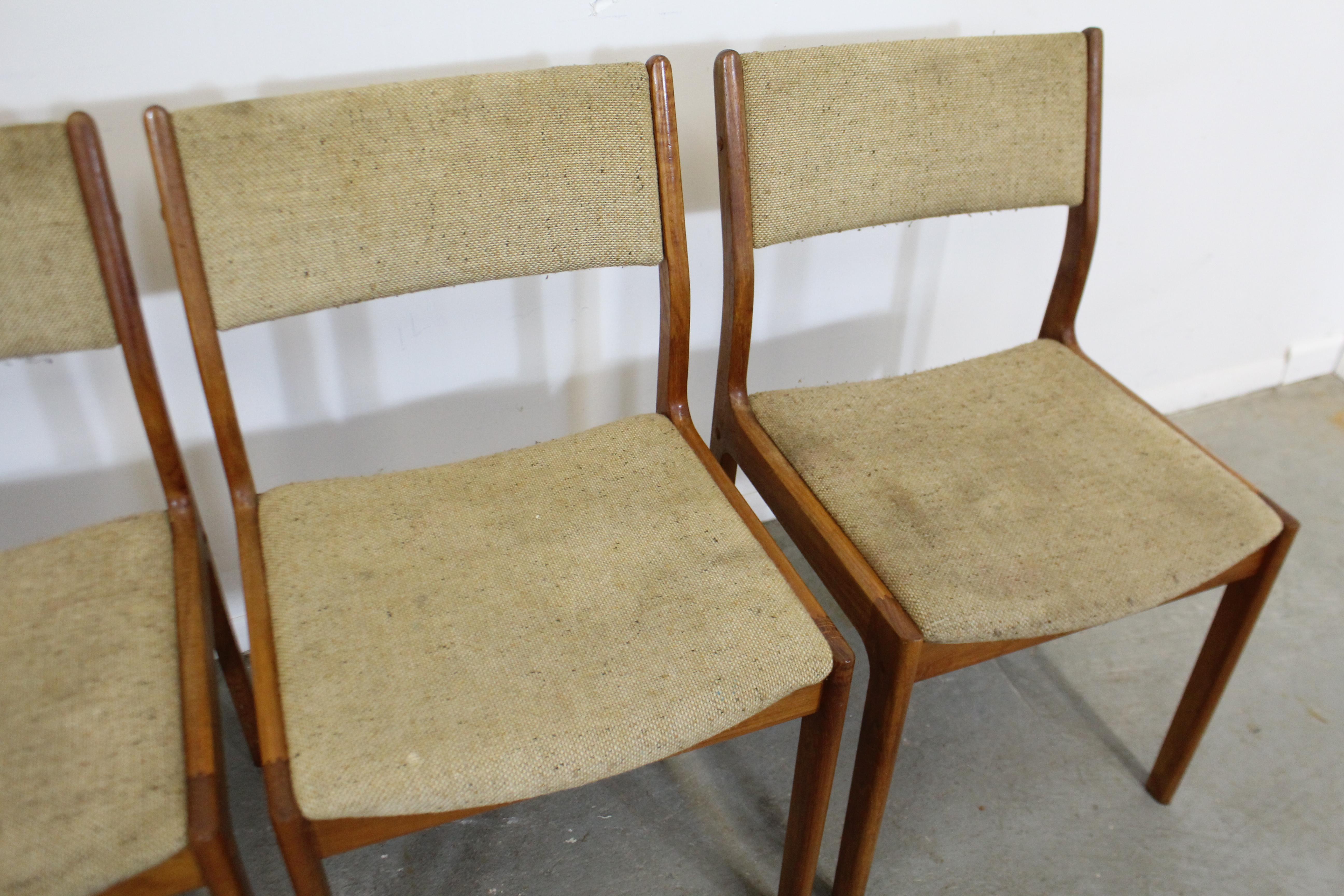 Set of 4 Mid-Century Danish Modern D-Scan Teak Side Dining Chairs In Fair Condition In Wilmington, DE