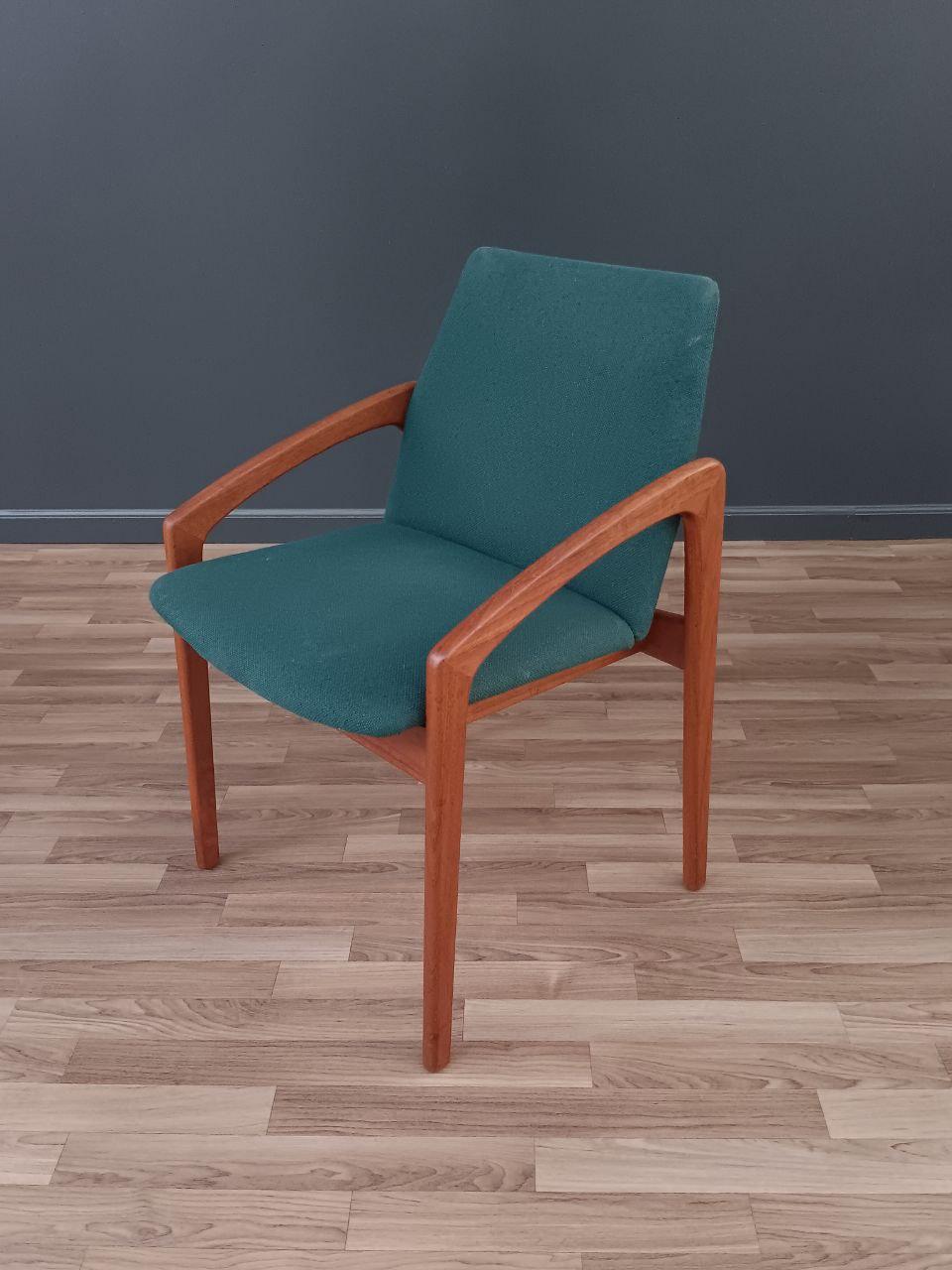 Tissu Ensemble de 4 chaises de salle à manger modernes danoises du milieu du siècle par Kai Kristiansen en vente