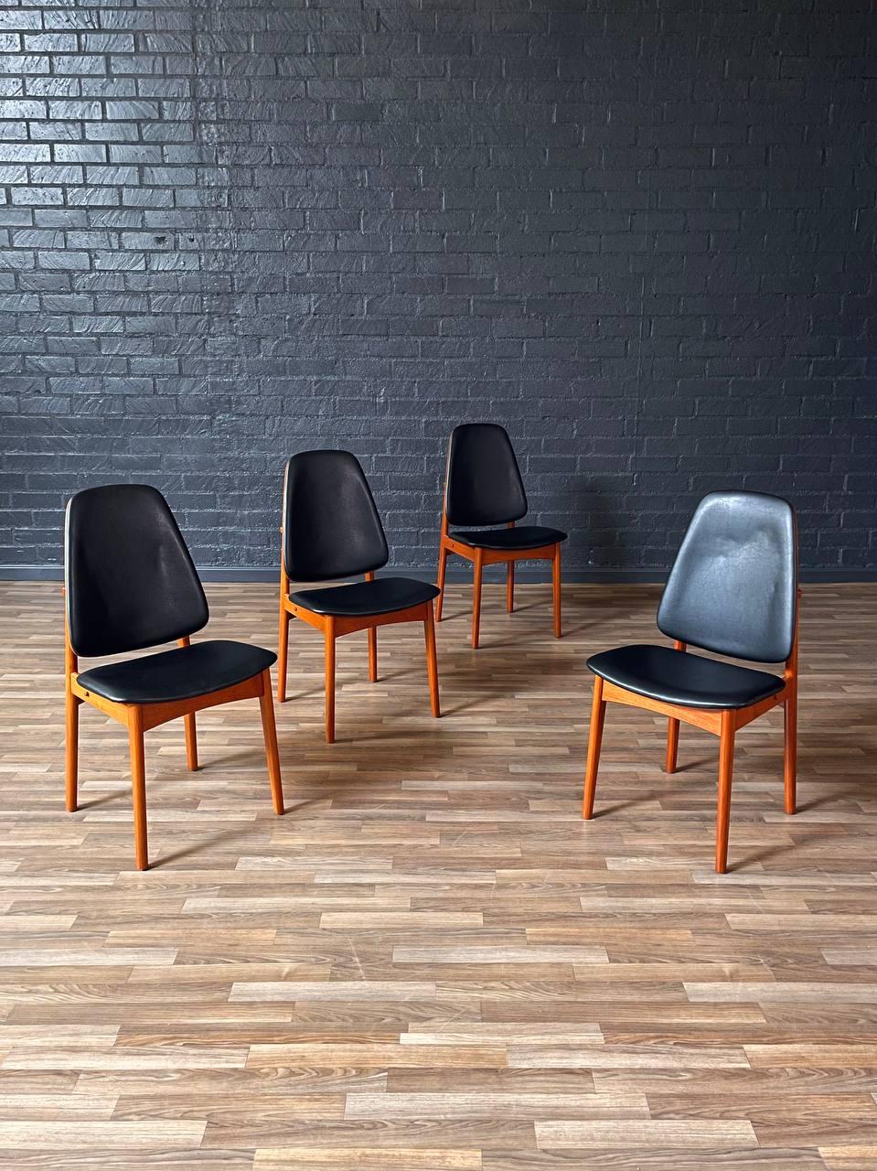 Juego de 4 sillas de comedor de teca modernas danesas de mediados de siglo Moderno de mediados de siglo en venta