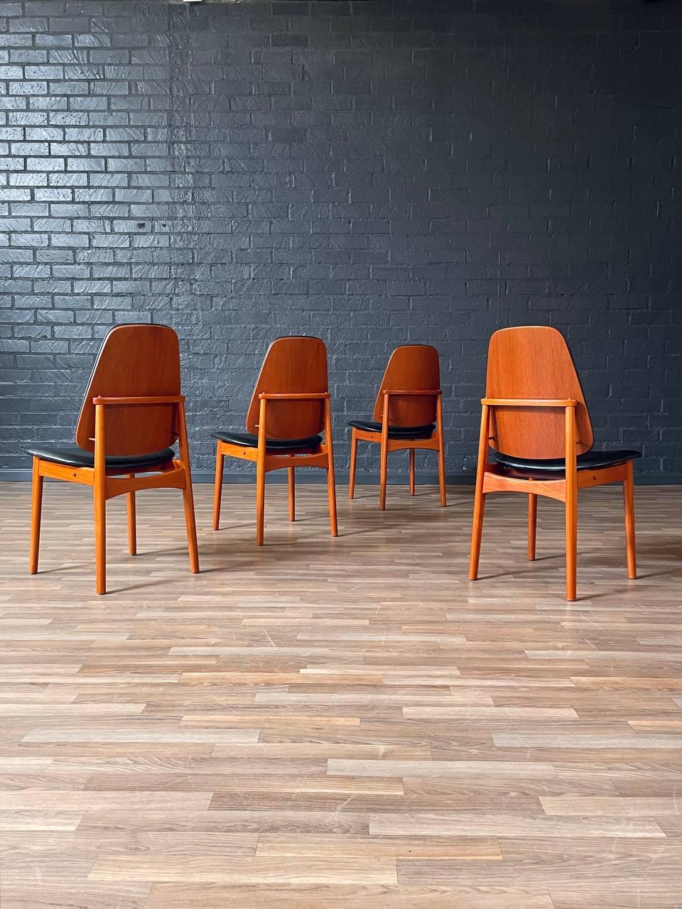 Juego de 4 sillas de comedor de teca modernas danesas de mediados de siglo Danés en venta