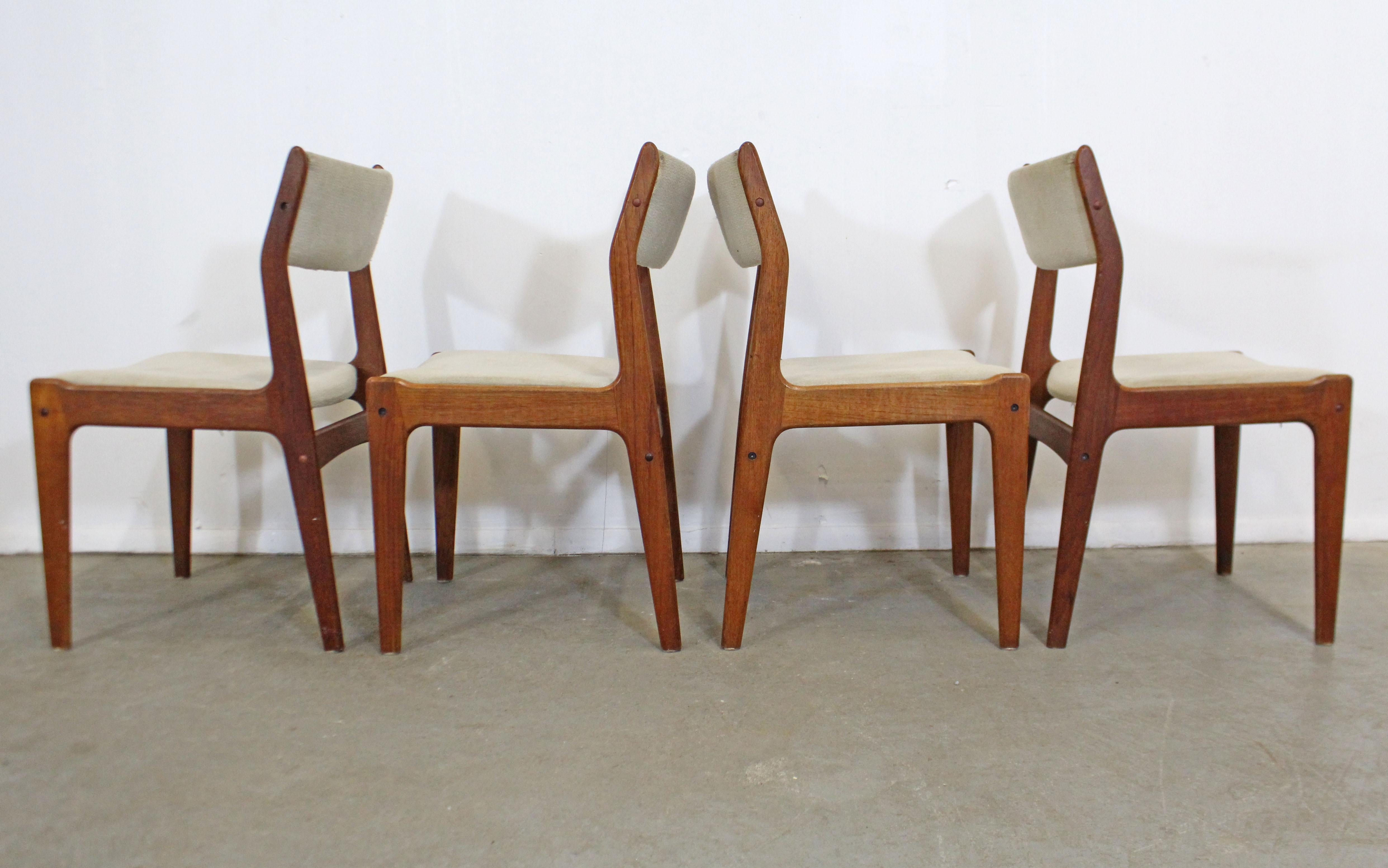 Set of 4 Midcentury Danish Modern Teak Dining Chairs In Distressed Condition In Wilmington, DE