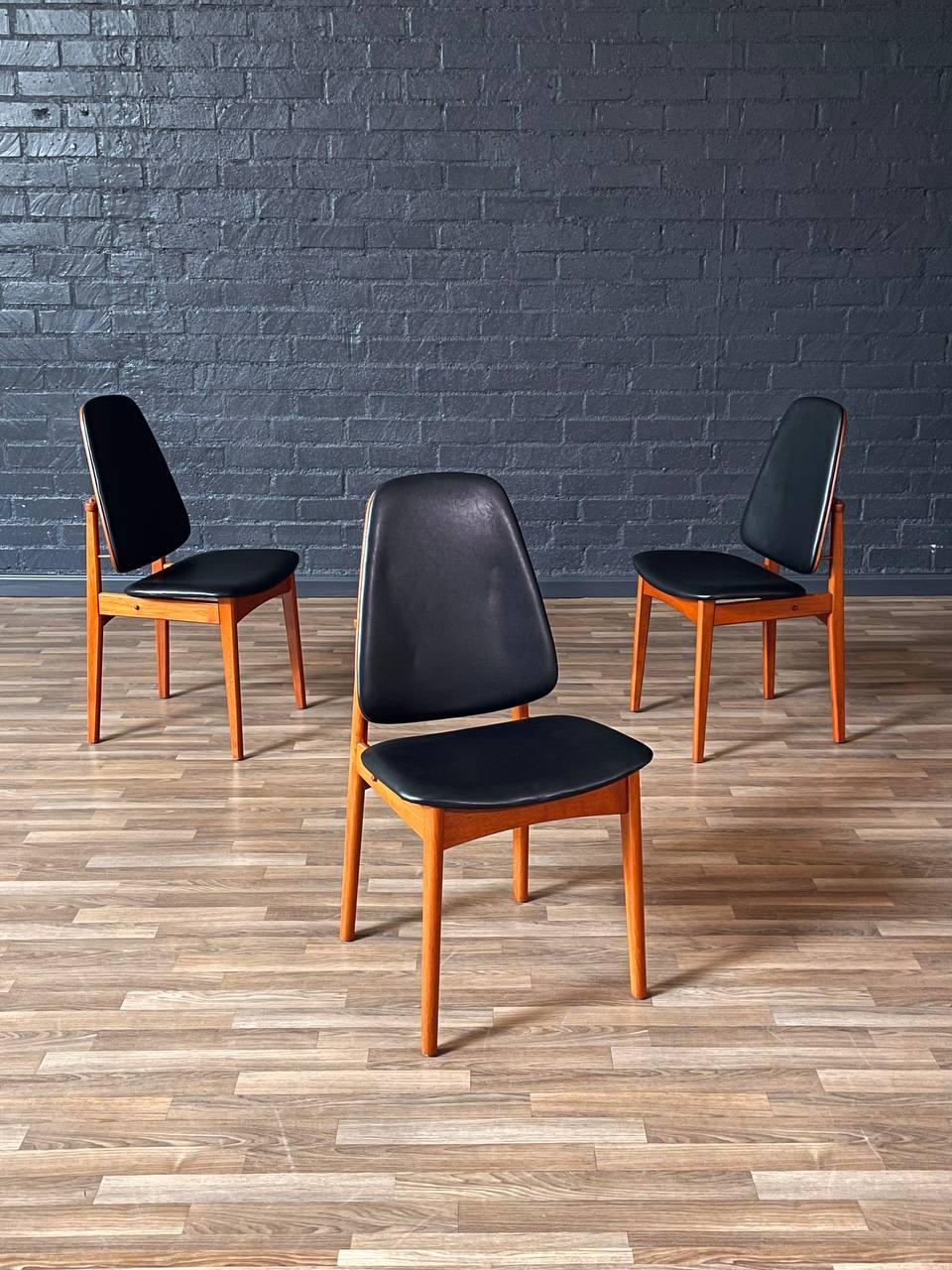 Juego de 4 sillas de comedor de teca modernas danesas de mediados de siglo en Bueno estado para la venta en Los Angeles, CA