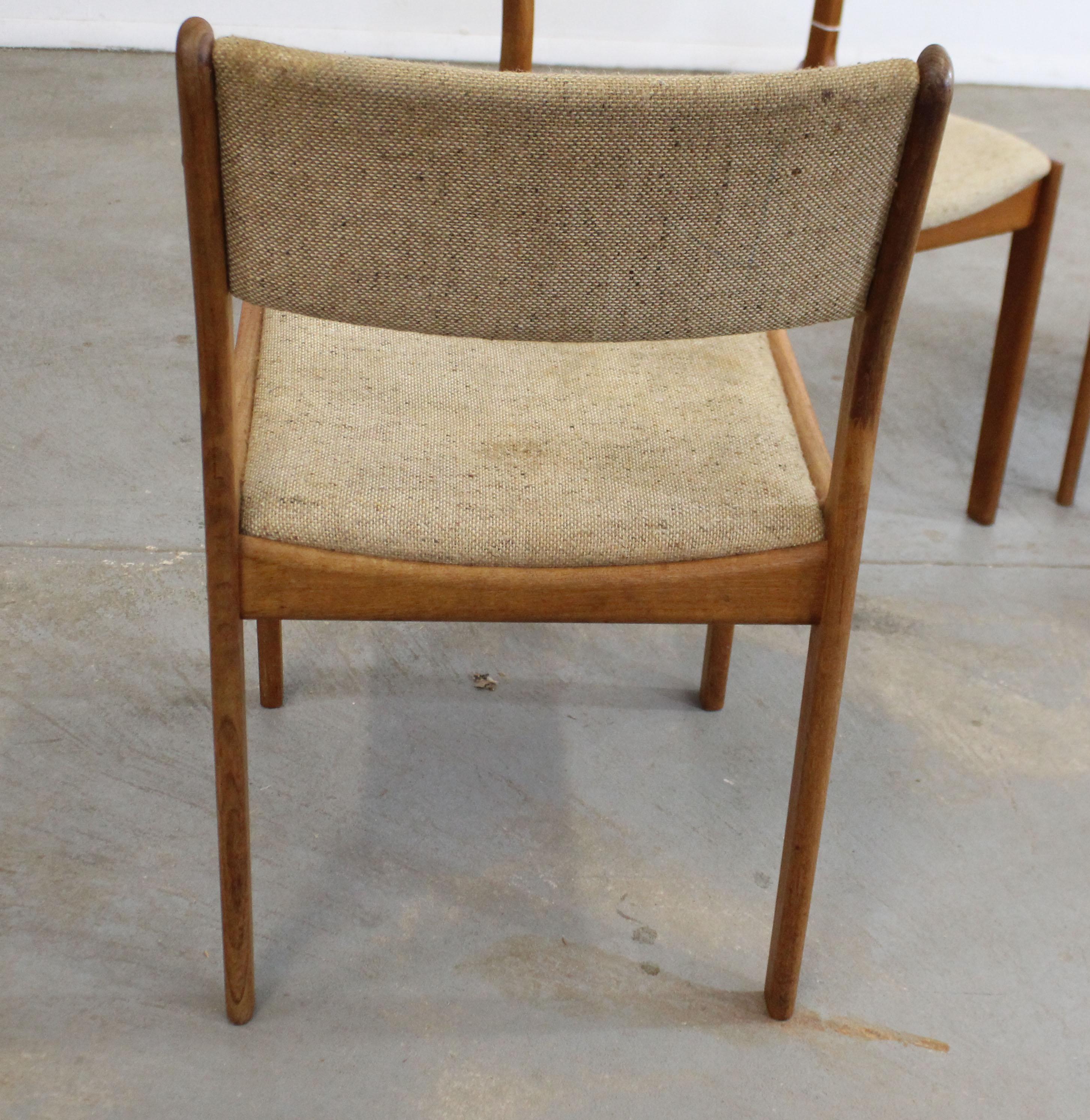 Set of 4 Midcentury Danish Modern Teak Dining Chairs In Distressed Condition In Wilmington, DE