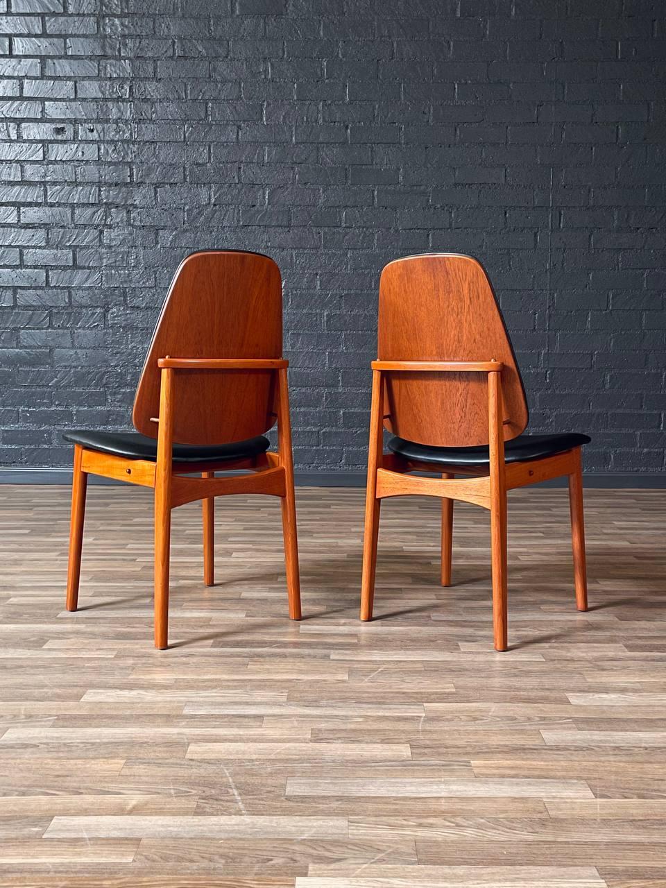 Juego de 4 sillas de comedor de teca modernas danesas de mediados de siglo mediados del siglo XX en venta