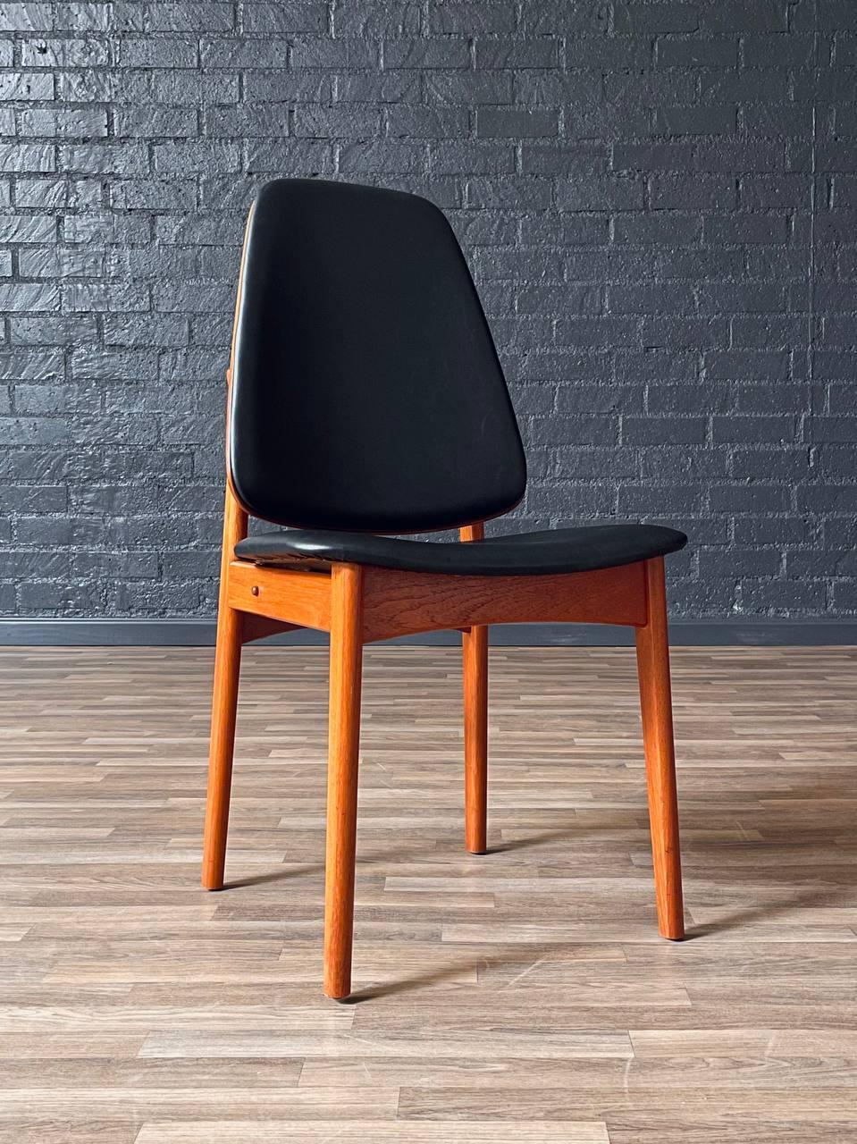 Juego de 4 sillas de comedor de teca modernas danesas de mediados de siglo Teca en venta