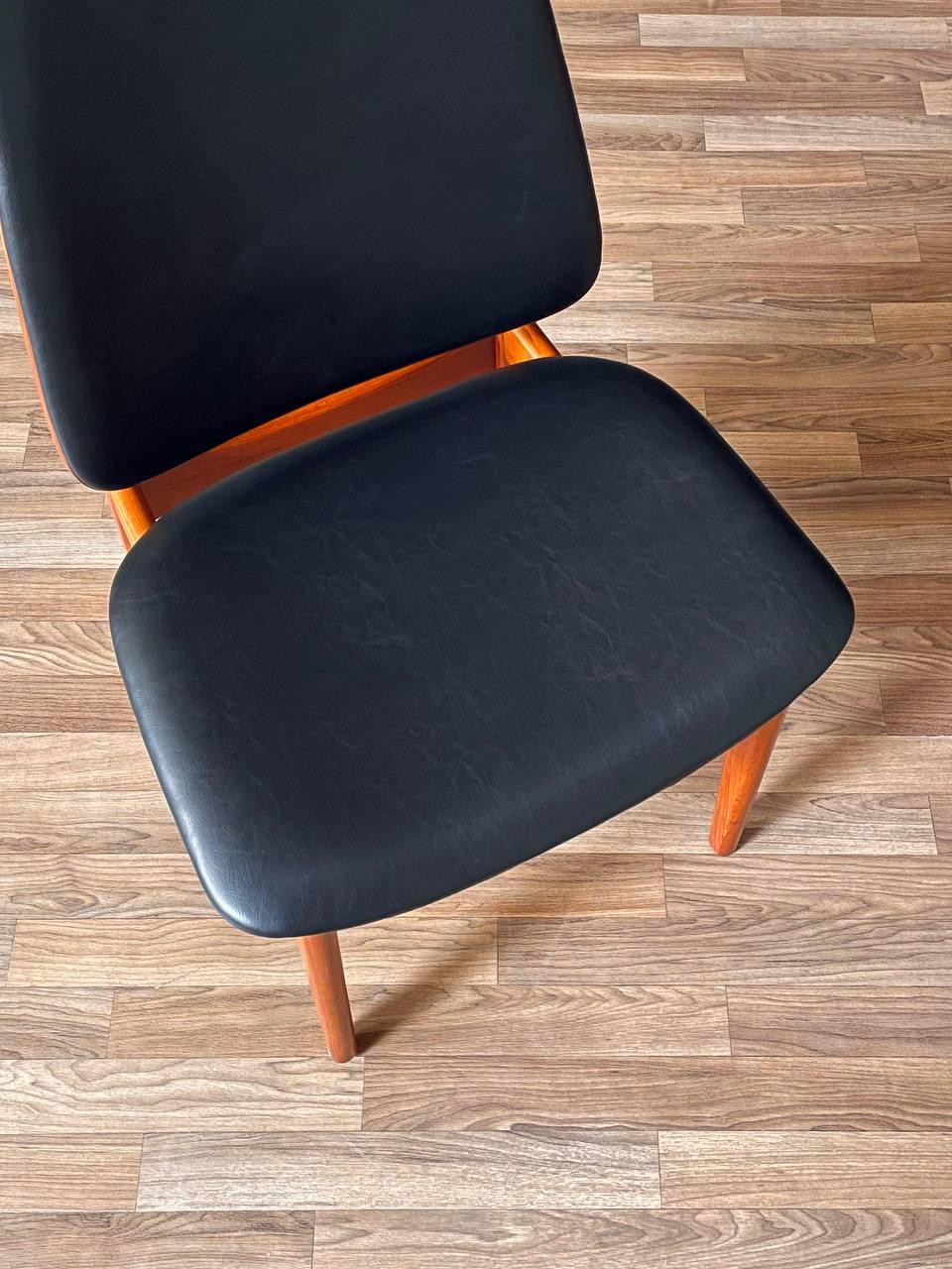 Juego de 4 sillas de comedor de teca modernas danesas de mediados de siglo en venta 1