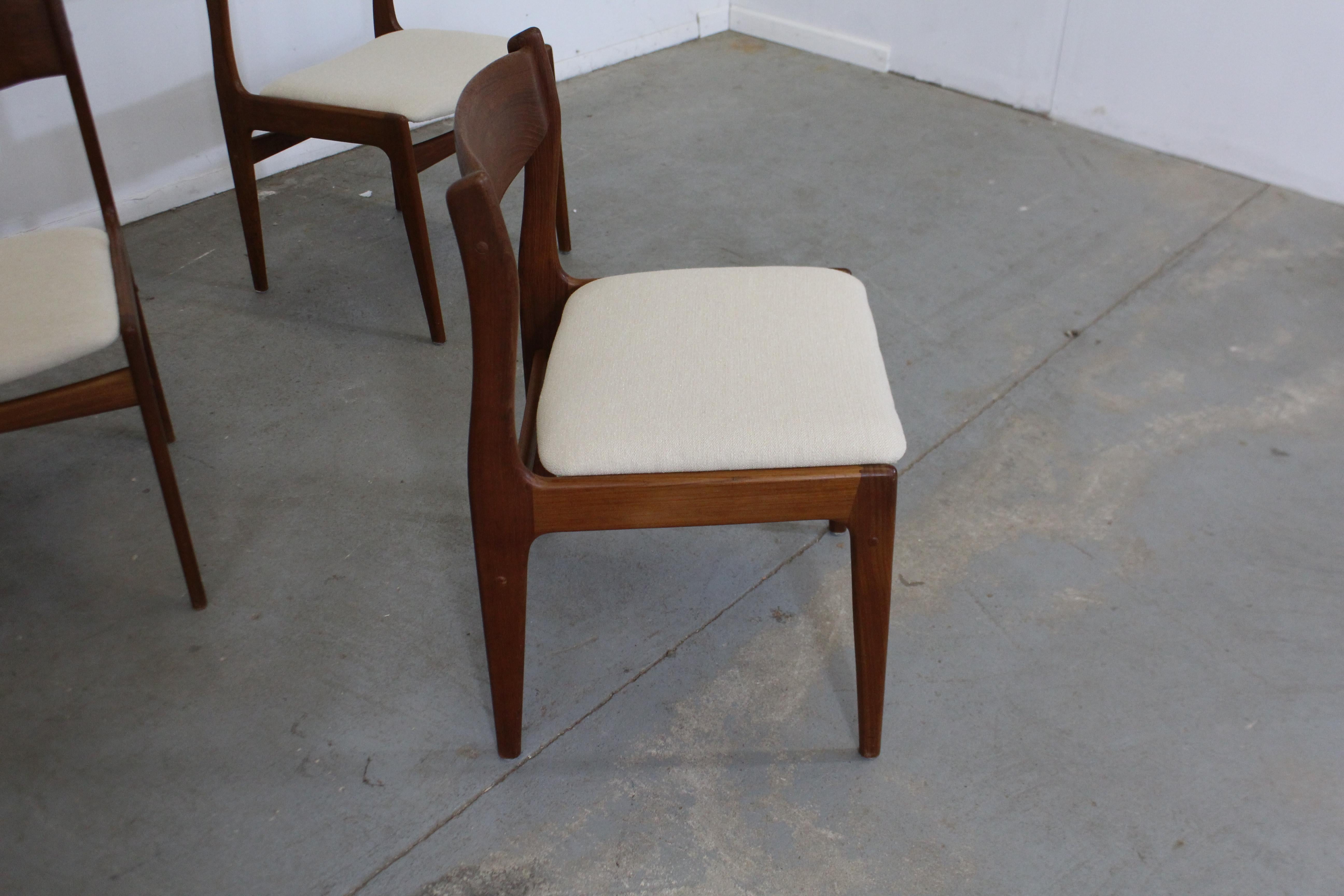 Scandinavian Modern Set of 4 Midcentury Danish Modern Teak Side Dining Chairs with Teak Backs