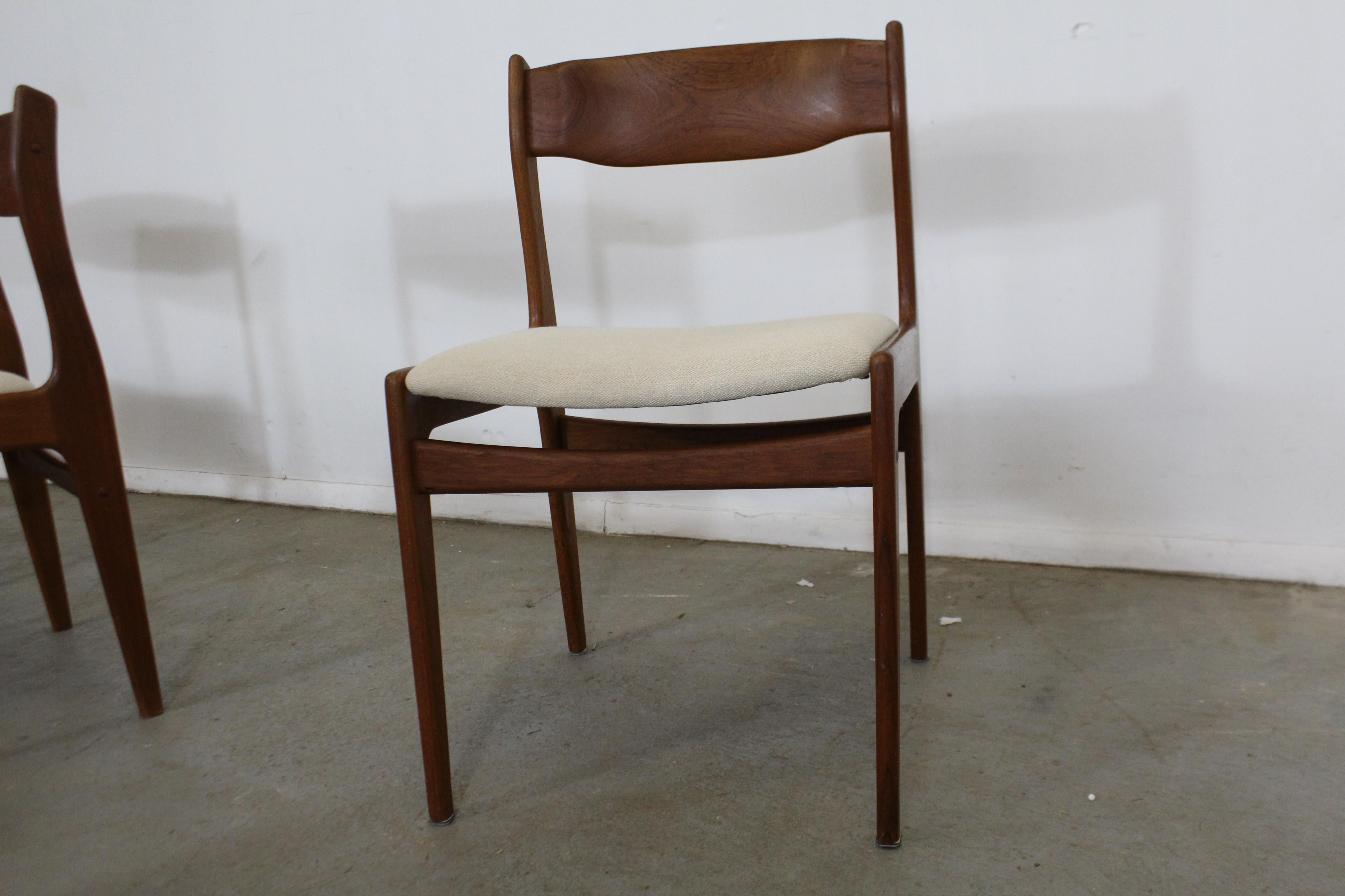 Set of 4 Midcentury Danish Modern Teak Side Dining Chairs with Teak Backs In Good Condition In Wilmington, DE