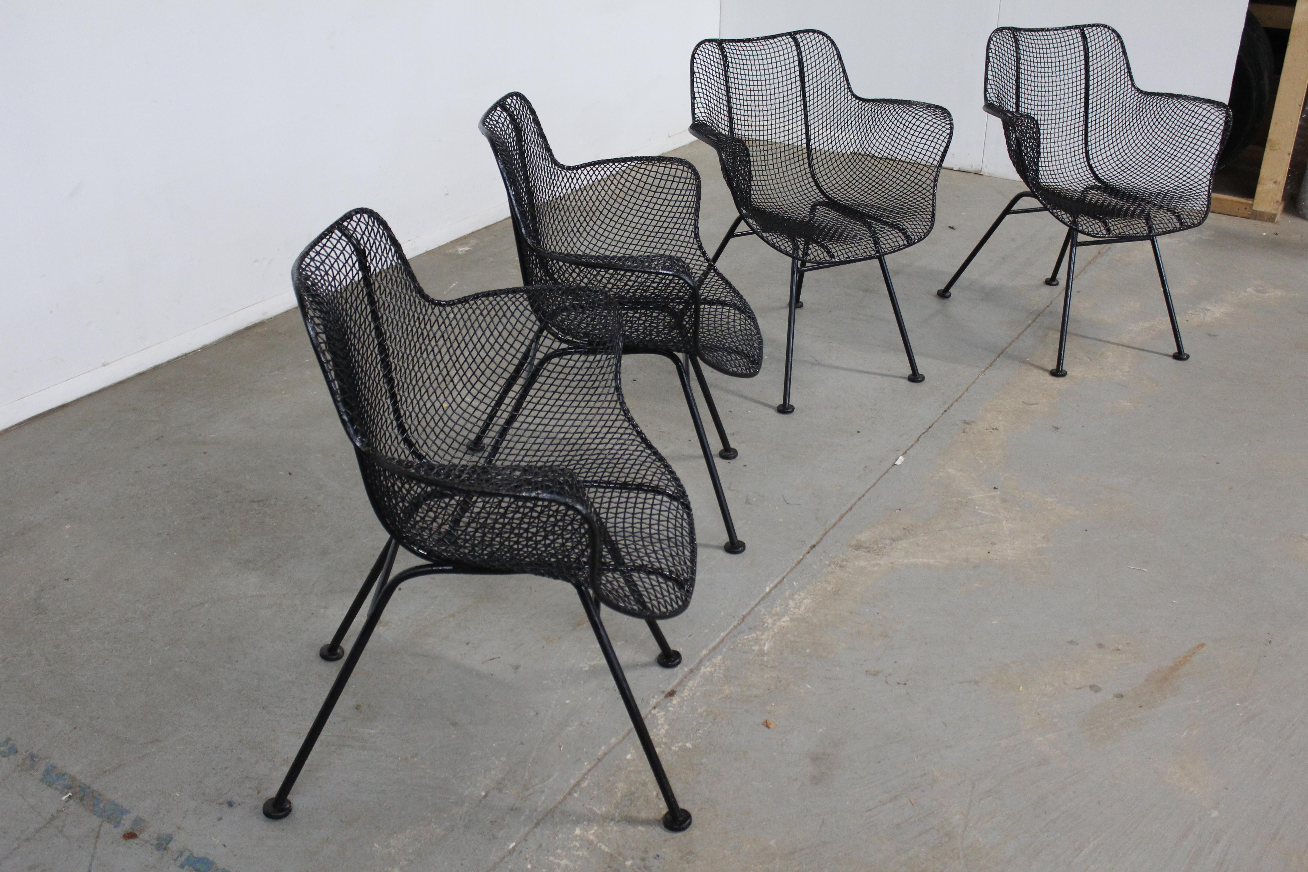 Quelle trouvaille. Cet ensemble de 4 fauteuils d'extérieur de style Mid-Century Modern a été conçu par John Woodard, vers 1956, pour la ligne 'Sculptura'. Le fer forgé est émaillé et tissé. Les chaises sont structurellement saines et en très bon
