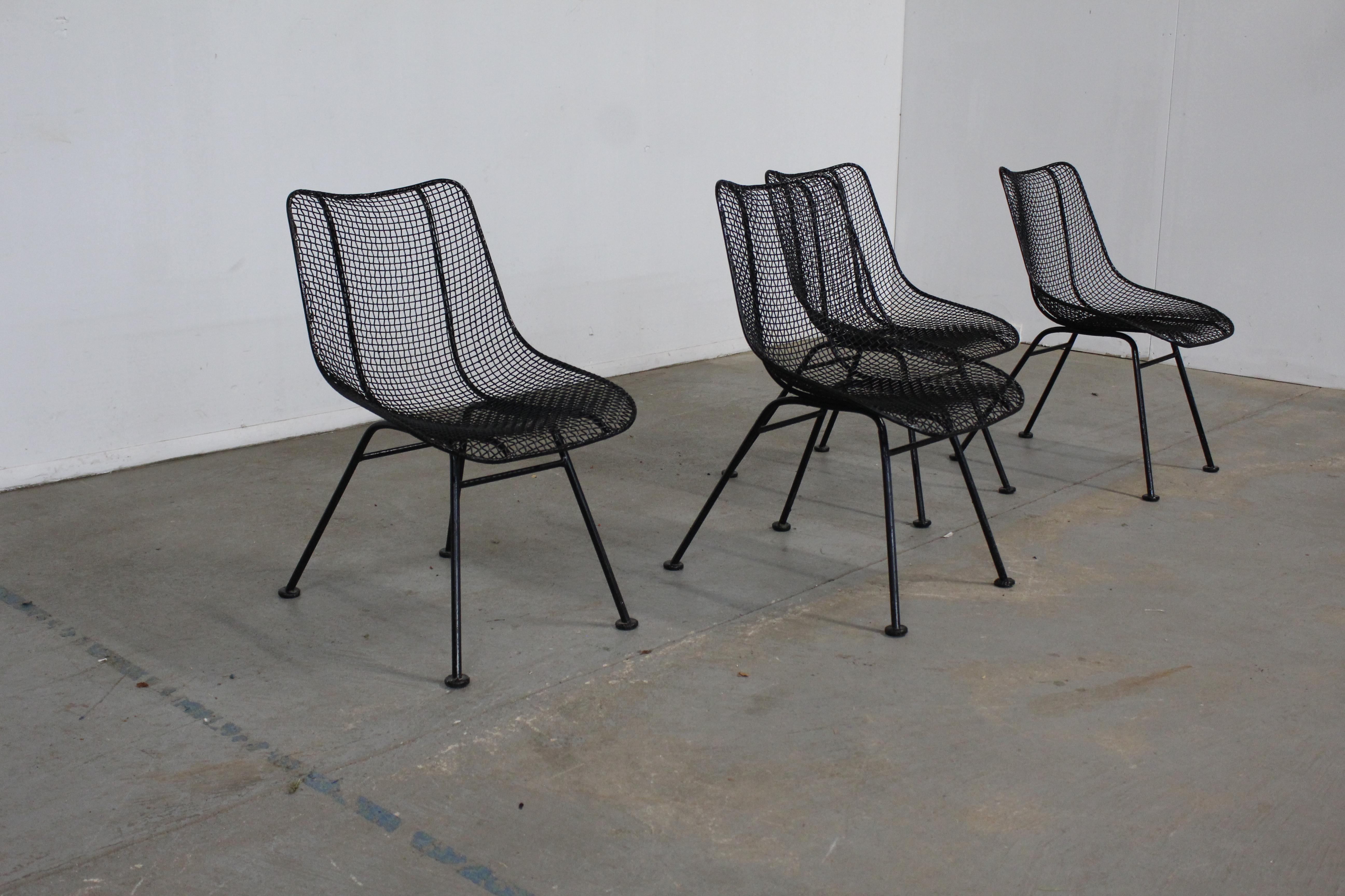 Nous vous proposons un ensemble de 4 chaises latérales Woodard Sculptura de style moderne danois du milieu du siècle dernier, conçues par John Woodard, vers 1956 pour la ligne 'Sculptura'. Le fer forgé est émaillé et tissé. Les chaises sont