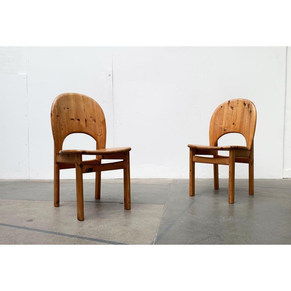 Sedie in legno massiccio del produttore danese Glostrup basate su un disegno di Niels Koefoed degli anni '60.

Un design rustico. Per un interno tradizionale danese o come contrasto in un ambiente minimalista. Gli elementi in legno massiccio di pino