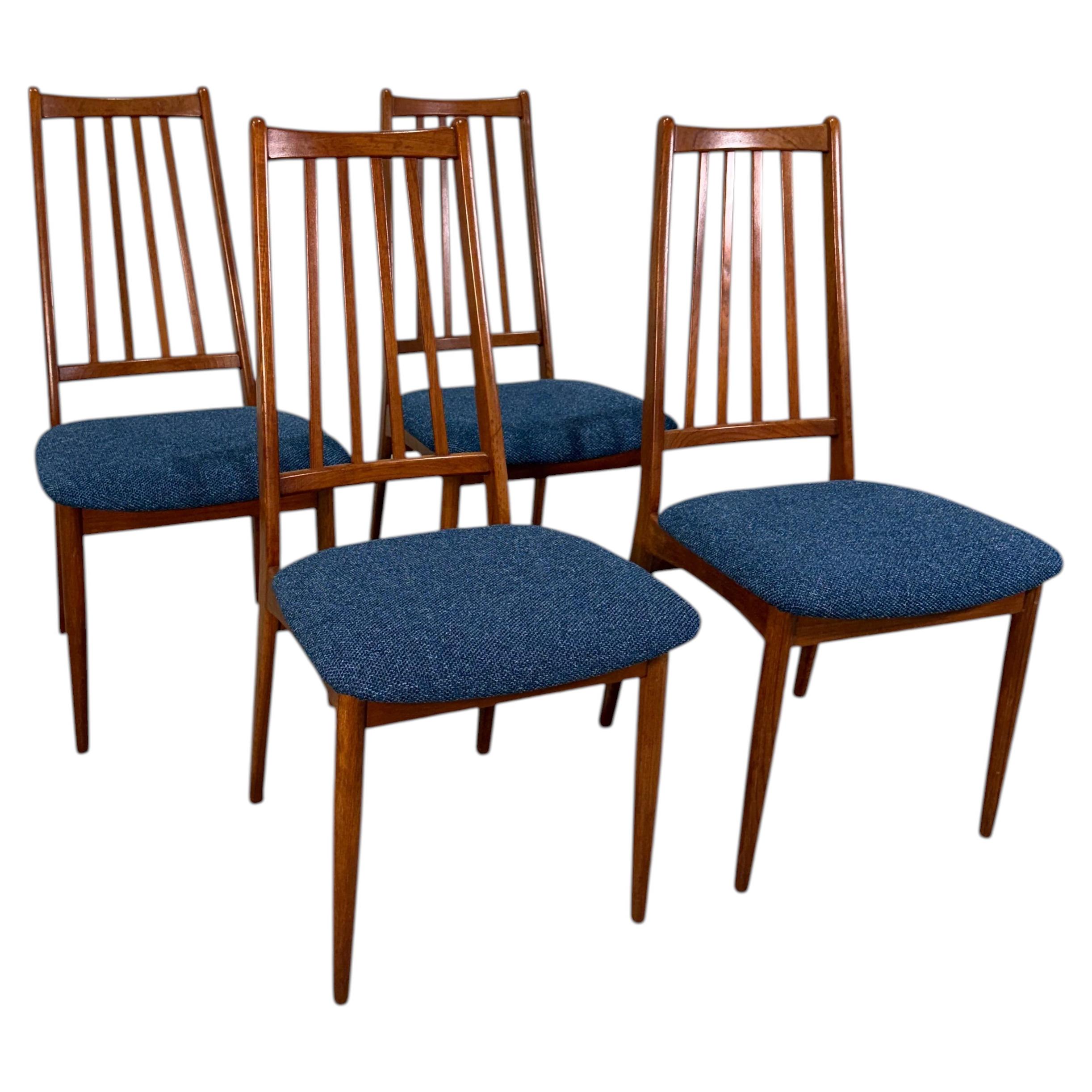 Satz von 4 dänischen Teak-Esszimmerstühlen aus der Mitte des Jahrhunderts, neue Polsterung im Angebot