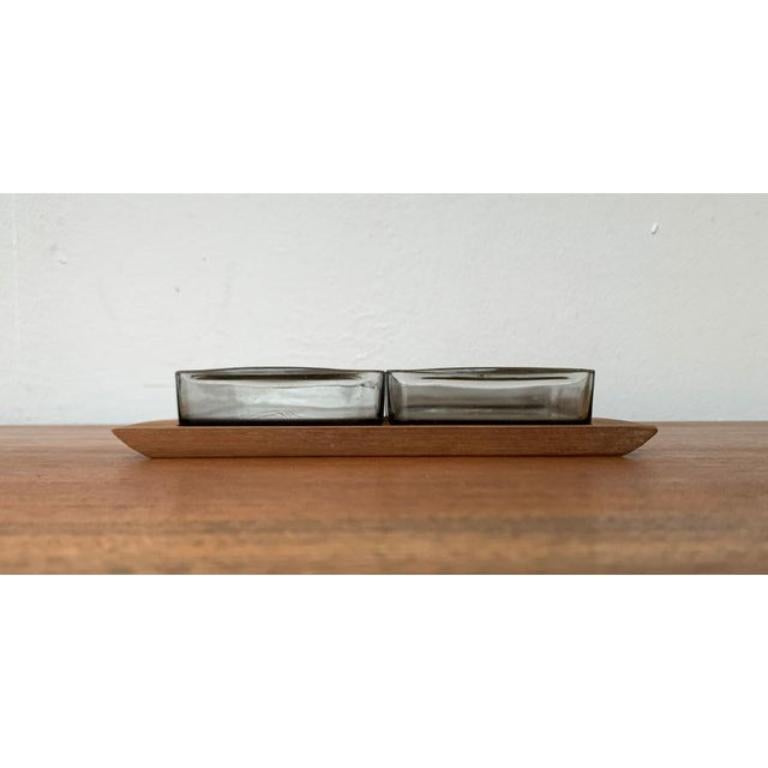 Ensemble de 4 plateaux danois du milieu du siècle en teck avec verre cabaret de Holmegaard, années 1960 en vente 5