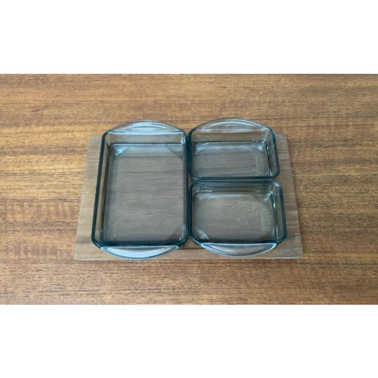 Plateau en teck danois du milieu du siècle avec verre Cabaret de Holmegaard, années 1960, ensemble de 4, en très bon état. Conçus entre 1960 et 1969, ils possèdent une preuve officielle d'authenticité, telle que des catalogues d'époque, des dossiers