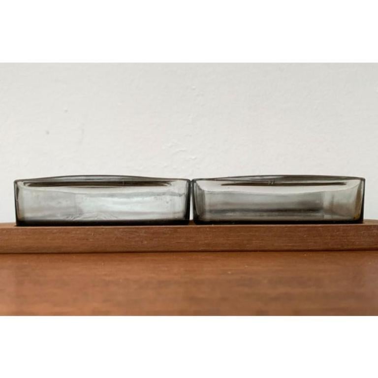 Mid-Century Modern Ensemble de 4 plateaux danois du milieu du siècle en teck avec verre cabaret de Holmegaard, années 1960 en vente