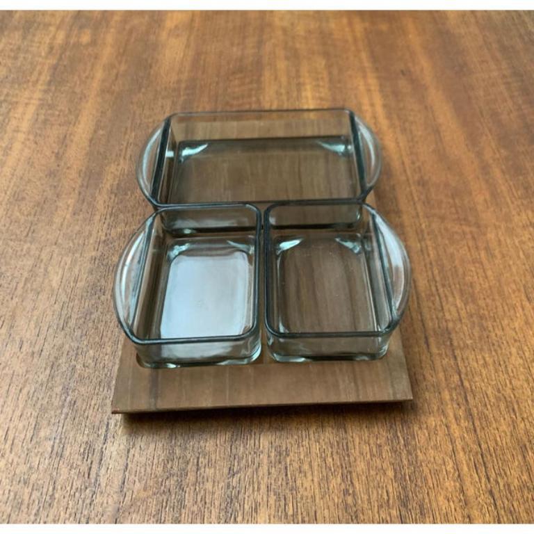 Danois Ensemble de 4 plateaux danois du milieu du siècle en teck avec verre cabaret de Holmegaard, années 1960 en vente