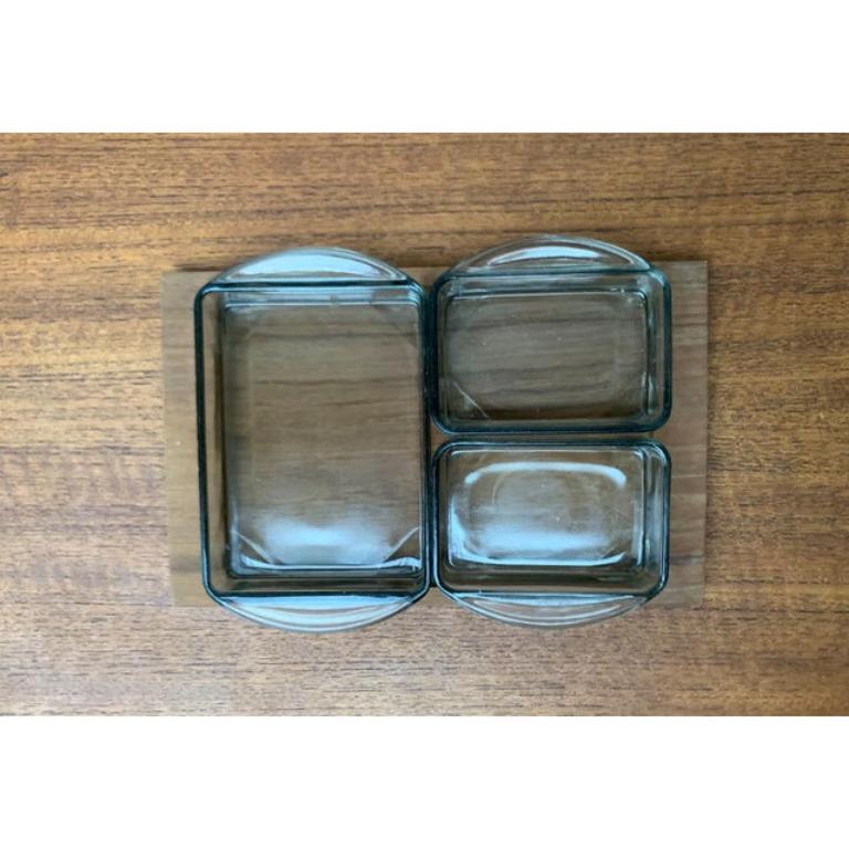 Ensemble de 4 plateaux danois du milieu du siècle en teck avec verre cabaret de Holmegaard, années 1960 Excellent état - En vente à Hamburg, DE