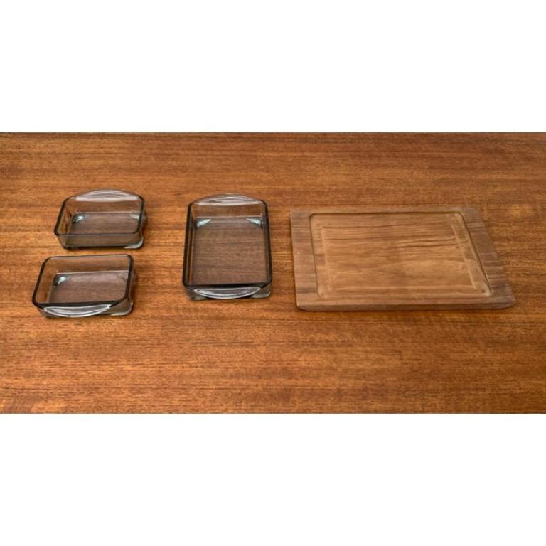 20ième siècle Ensemble de 4 plateaux danois du milieu du siècle en teck avec verre cabaret de Holmegaard, années 1960 en vente