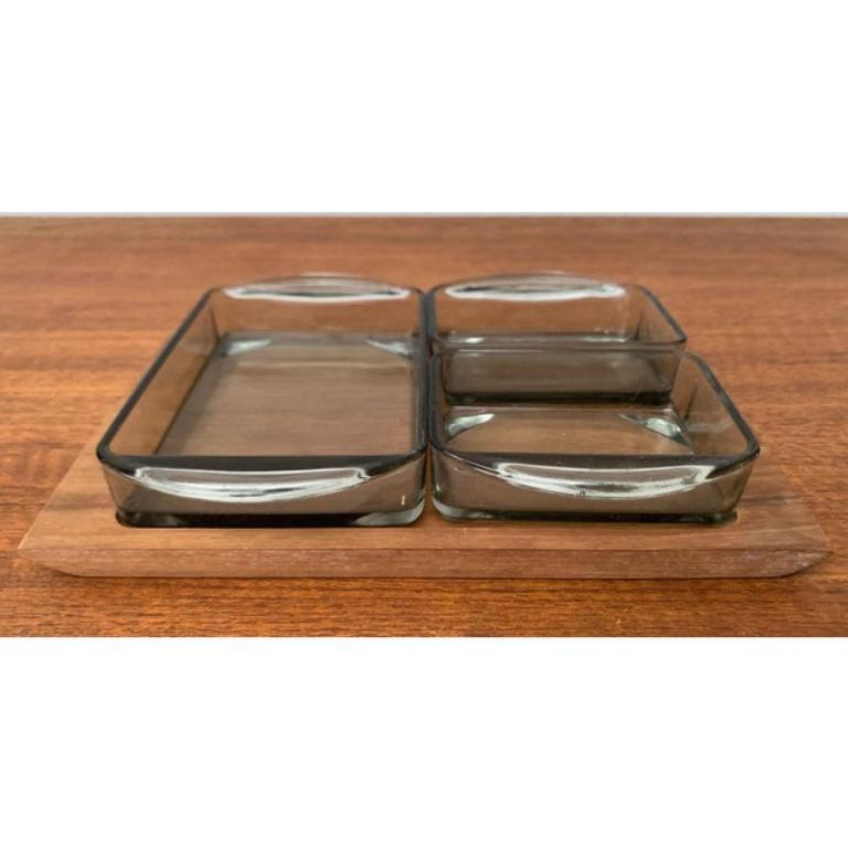 Verre Ensemble de 4 plateaux danois du milieu du siècle en teck avec verre cabaret de Holmegaard, années 1960 en vente