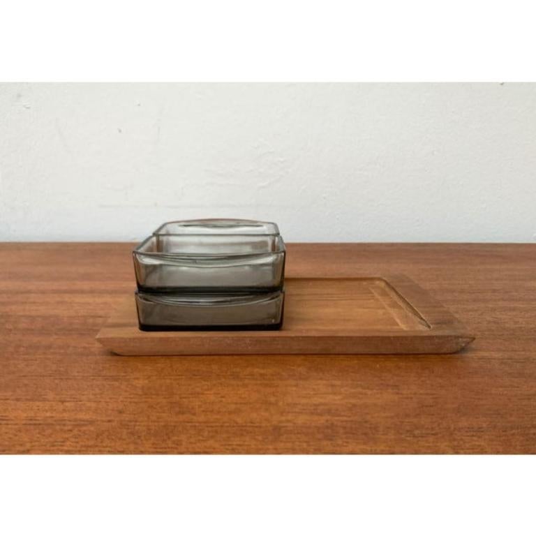 Ensemble de 4 plateaux danois du milieu du siècle en teck avec verre cabaret de Holmegaard, années 1960 en vente 2