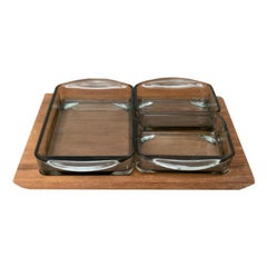 Ensemble de 4 plateaux danois du milieu du siècle en teck avec verre cabaret de Holmegaard, années 1960