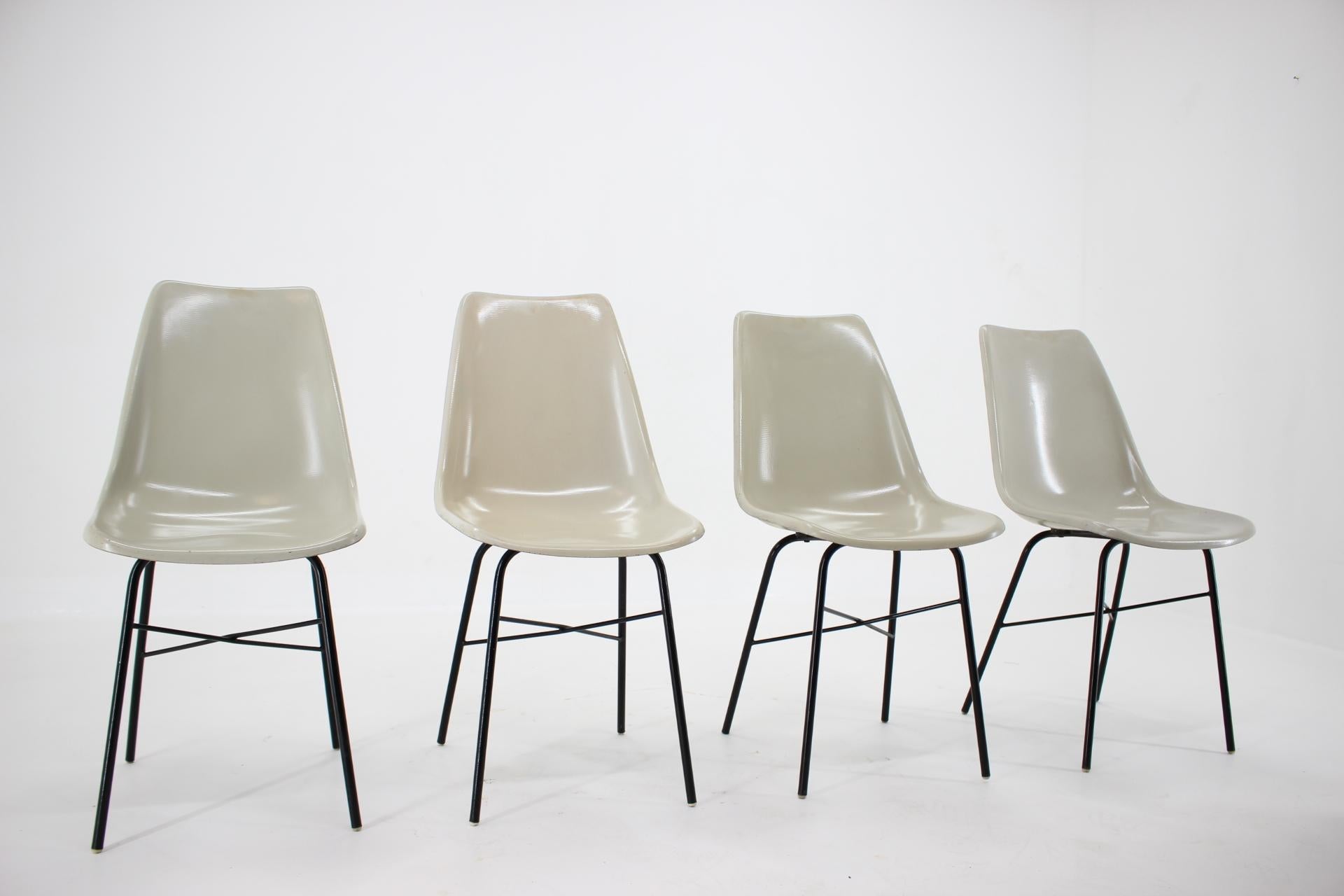 Set of 4 Midcentury Design Fiberglass Dining Chairs / Czechoslovakia, 1960s In Good Condition For Sale In Praha, CZ