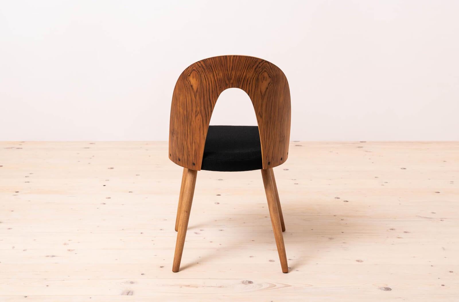 Ensemble de 4 chaises de salle à manger du milieu du siècle par A.Šuman, retapissé en Kvadrat en vente 2