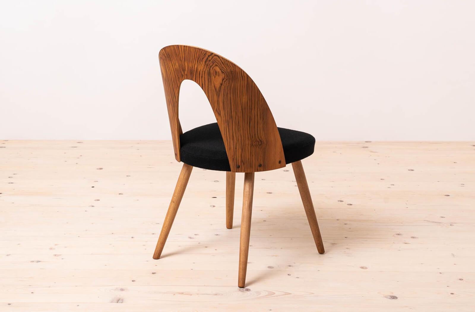 Ensemble de 4 chaises de salle à manger du milieu du siècle par A.Šuman, retapissé en Kvadrat en vente 3