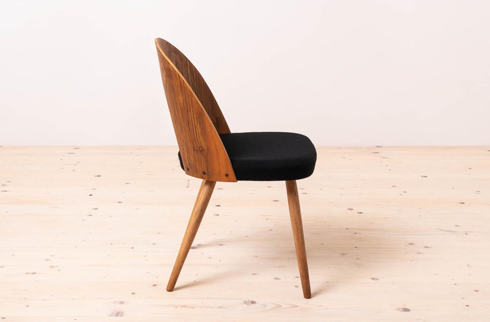 Ensemble de 4 chaises de salle à manger du milieu du siècle par A.Šuman, retapissé en Kvadrat en vente 4