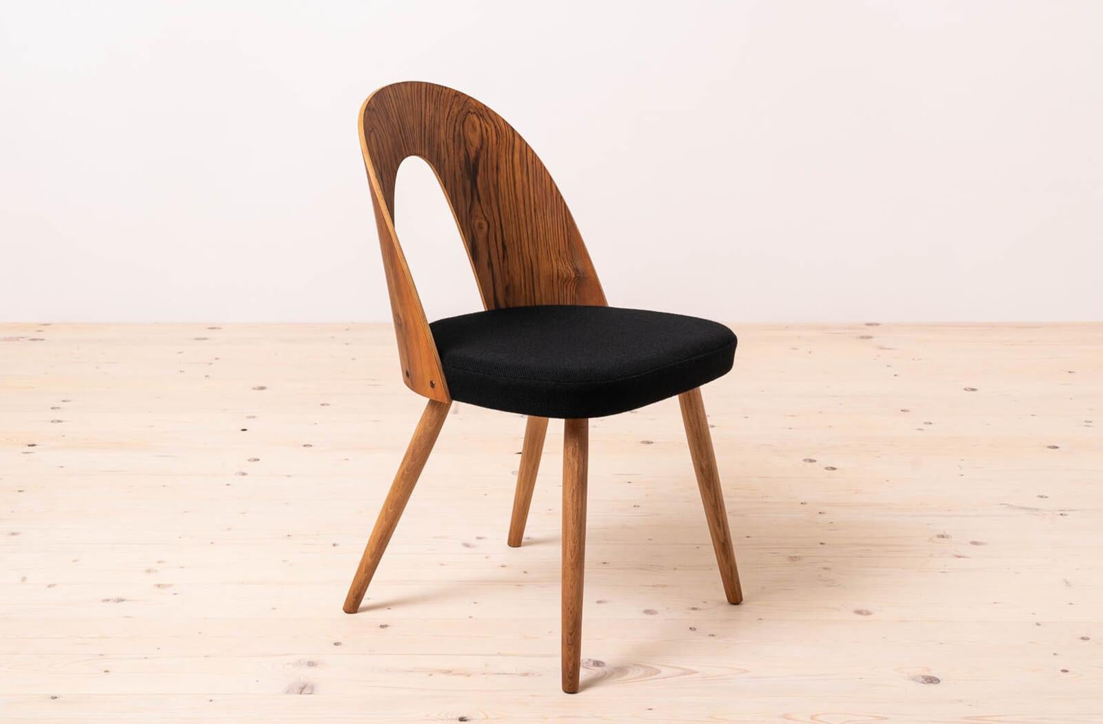 Ensemble de 4 chaises de salle à manger du milieu du siècle par A.Šuman, retapissé en Kvadrat en vente 5