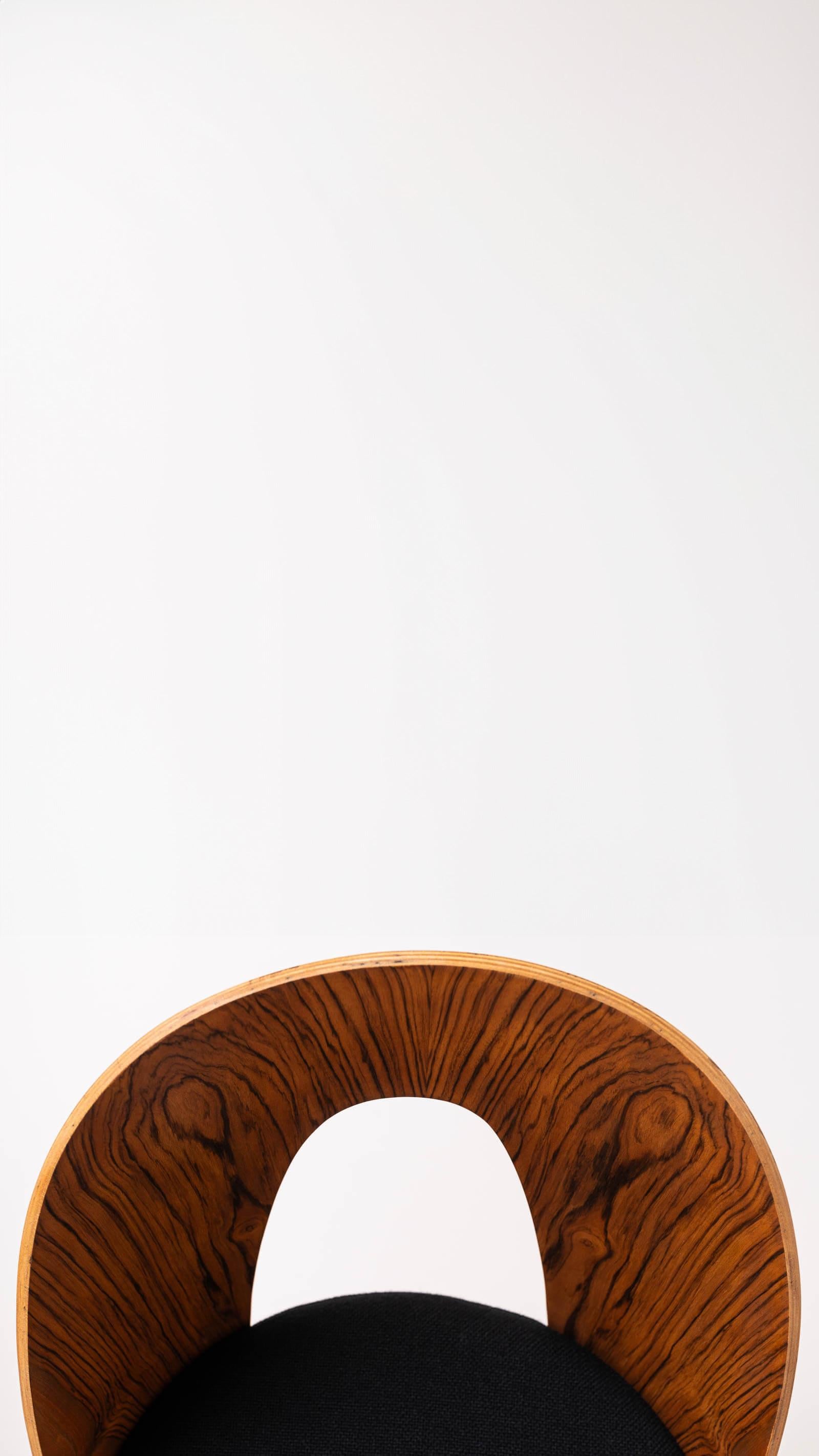 Ensemble de 4 chaises de salle à manger du milieu du siècle par A.Šuman, retapissé en Kvadrat en vente 8