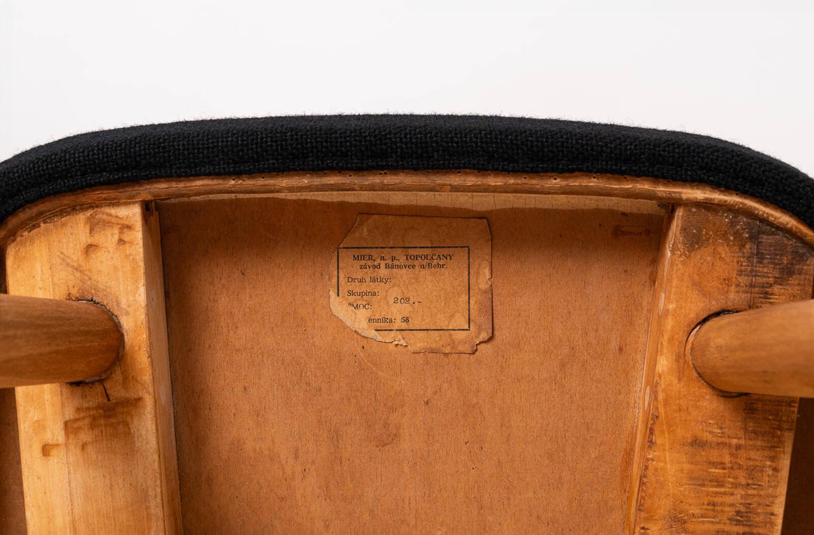 Ensemble de 4 chaises de salle à manger du milieu du siècle par A.Šuman, retapissé en Kvadrat en vente 11