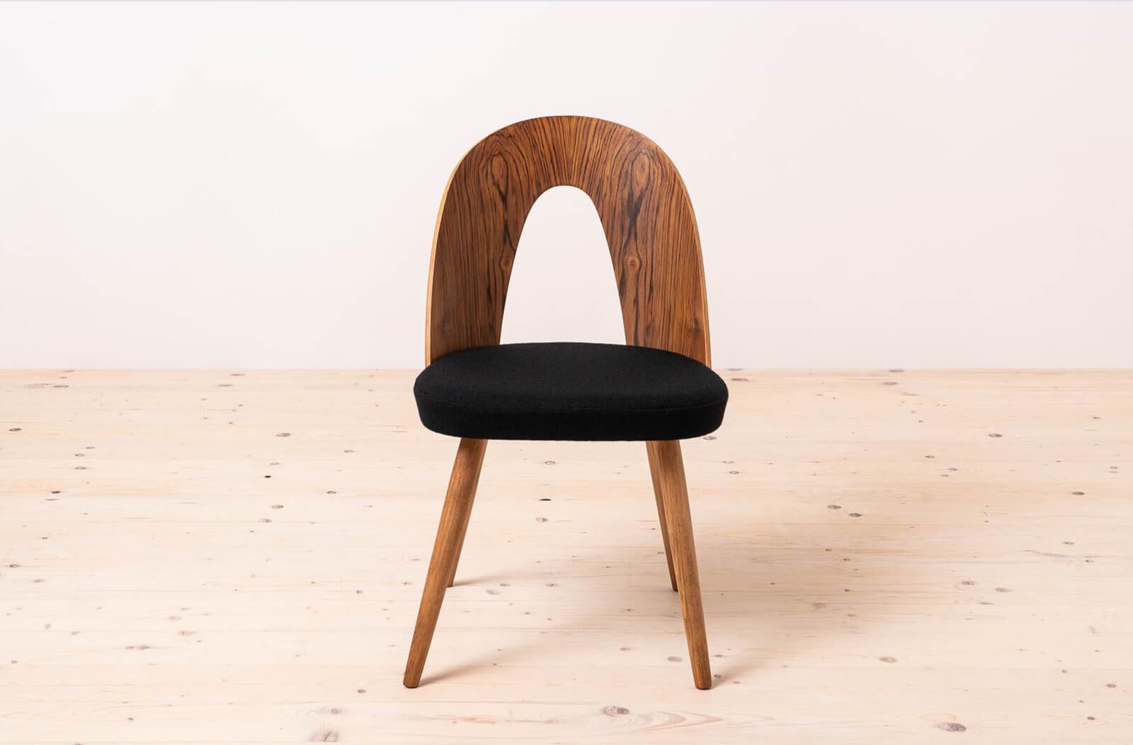 Ensemble de 4 chaises de salle à manger du milieu du siècle par A.Šuman, retapissé en Kvadrat Bon état - En vente à Wrocław, Poland