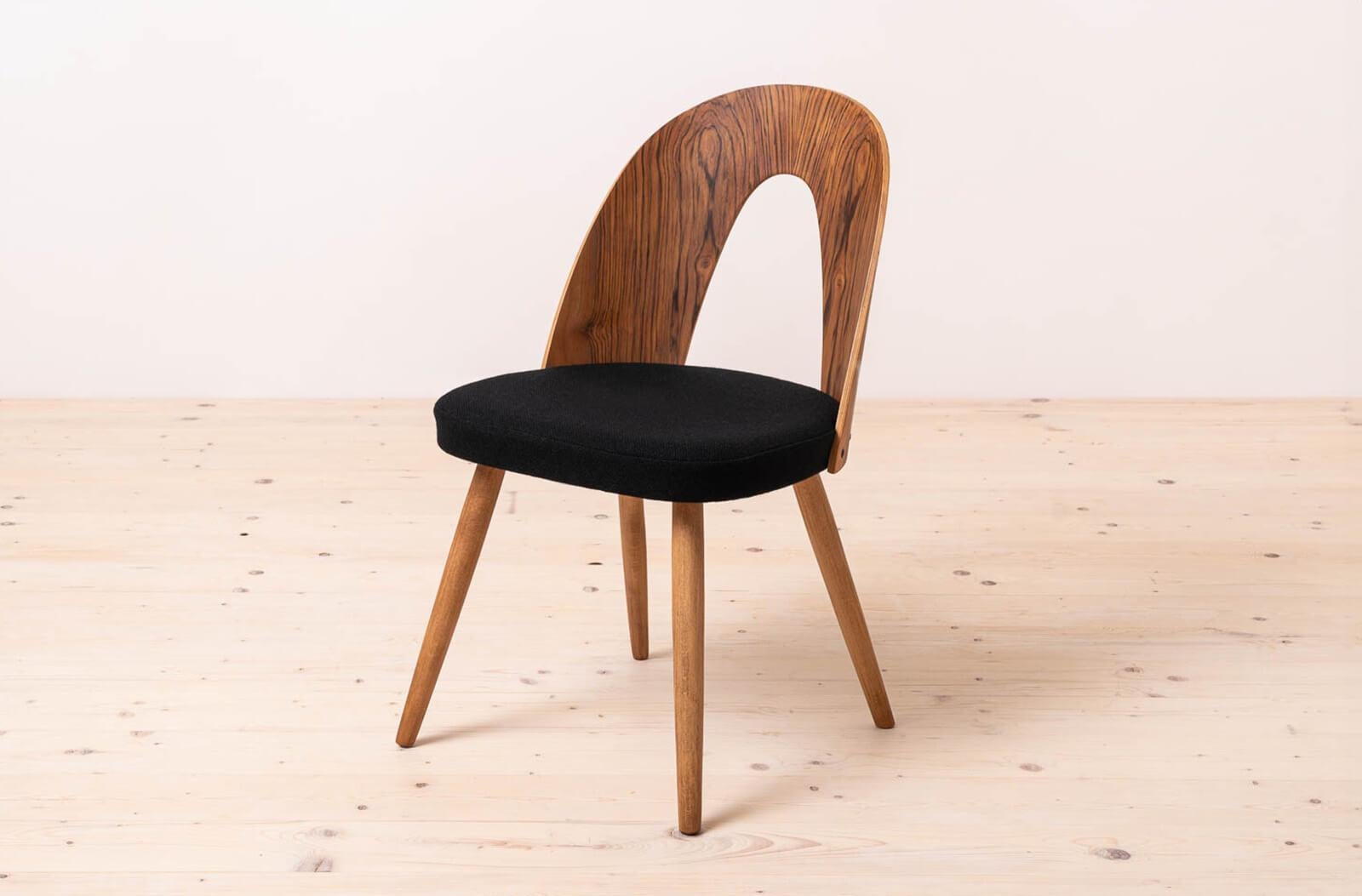 Milieu du XXe siècle Ensemble de 4 chaises de salle à manger du milieu du siècle par A.Šuman, retapissé en Kvadrat en vente