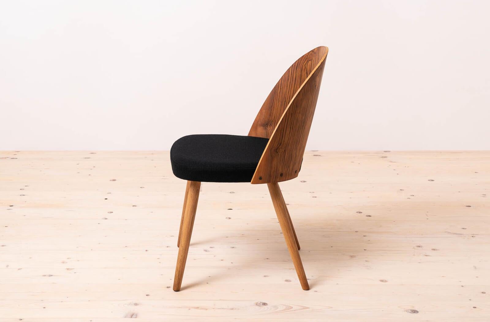 Bois cintré Ensemble de 4 chaises de salle à manger du milieu du siècle par A.Šuman, retapissé en Kvadrat en vente