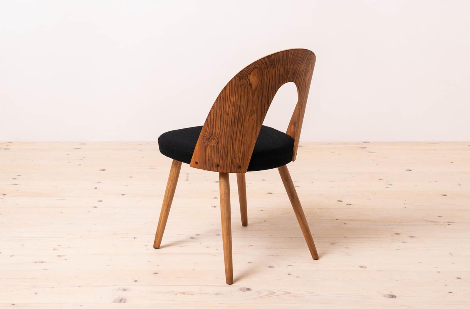 Ensemble de 4 chaises de salle à manger du milieu du siècle par A.Šuman, retapissé en Kvadrat en vente 1